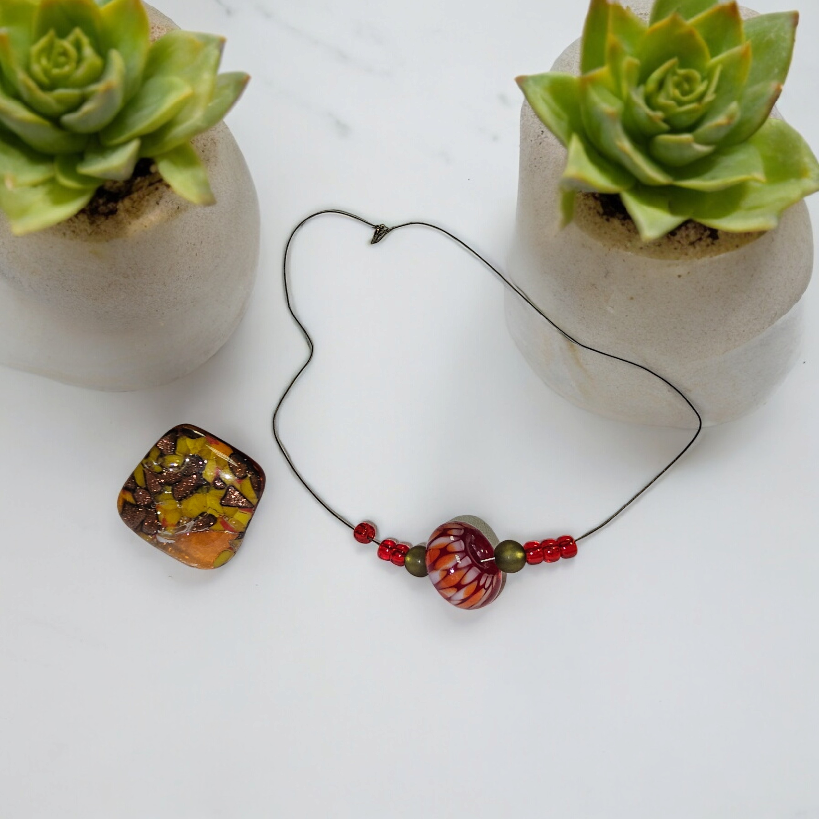 Collier moderne pâtes de verre & Bague assorti Parfait état - 27,67 € Collier moderne pâtes de verre & Bague assorti Parfait état reconditionné disponible sur Label Emmaüs