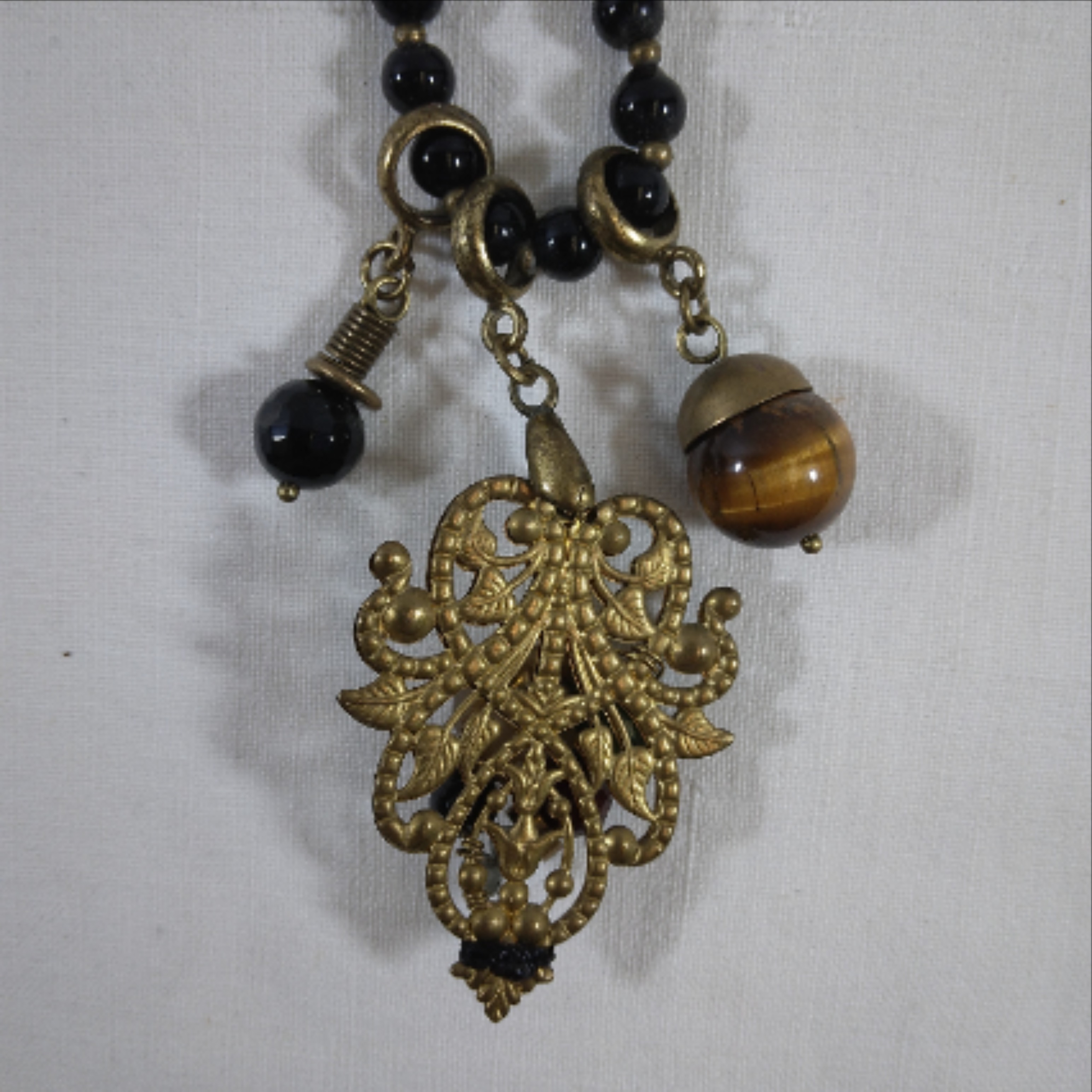 Voir photo 5 de Collier, Moon C Paris - cuivre, perle noire et œil du tigre Collier, Moon C Paris - cuivre, perle noire et œil du tigre Très bon état reconditionné photo 5