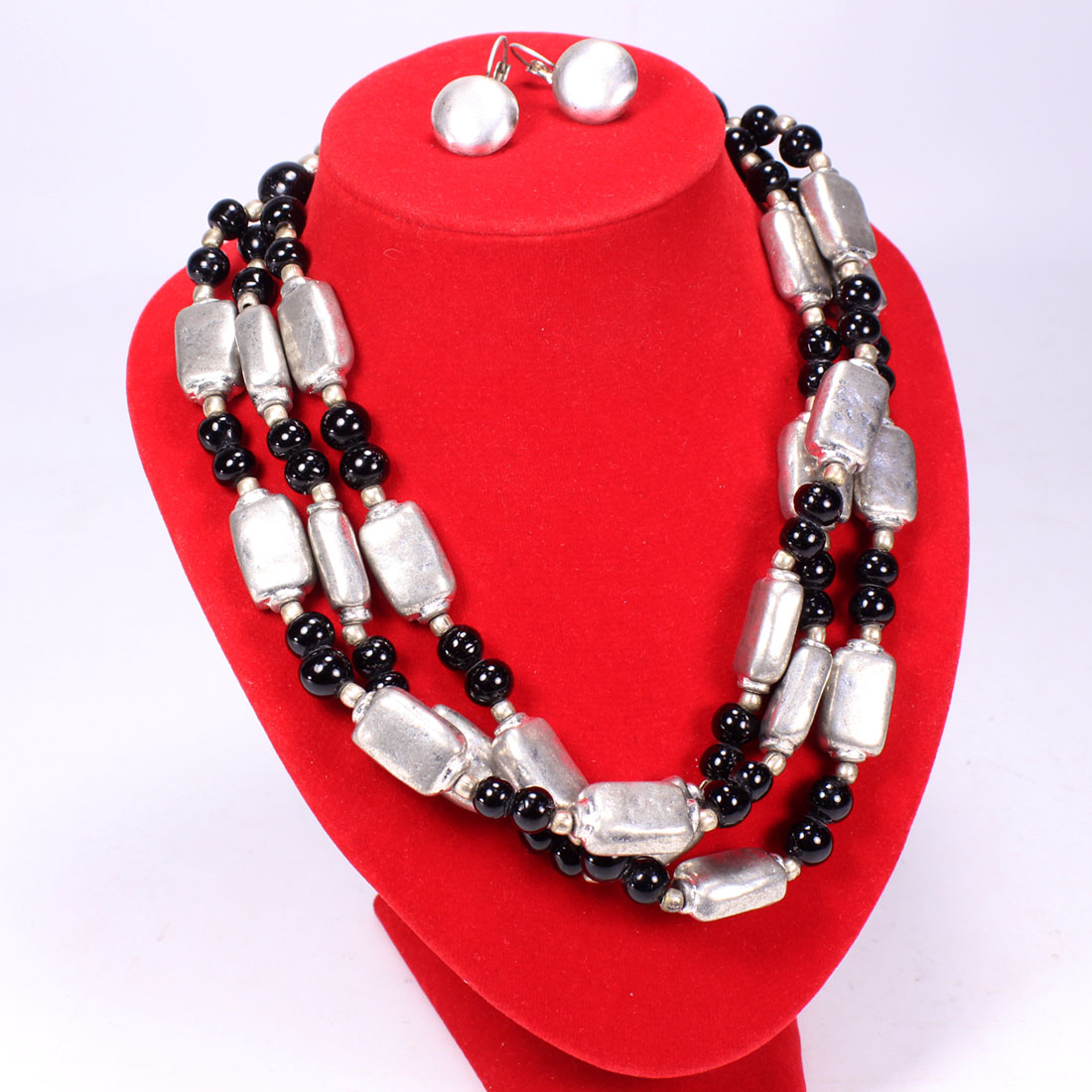 Collier multi-rang noir et argenté + boucles d'oreille Bon état - 17,00 € Collier multi-rang noir et argenté + boucles d'oreille Bon état reconditionné disponible sur Label Emmaüs
