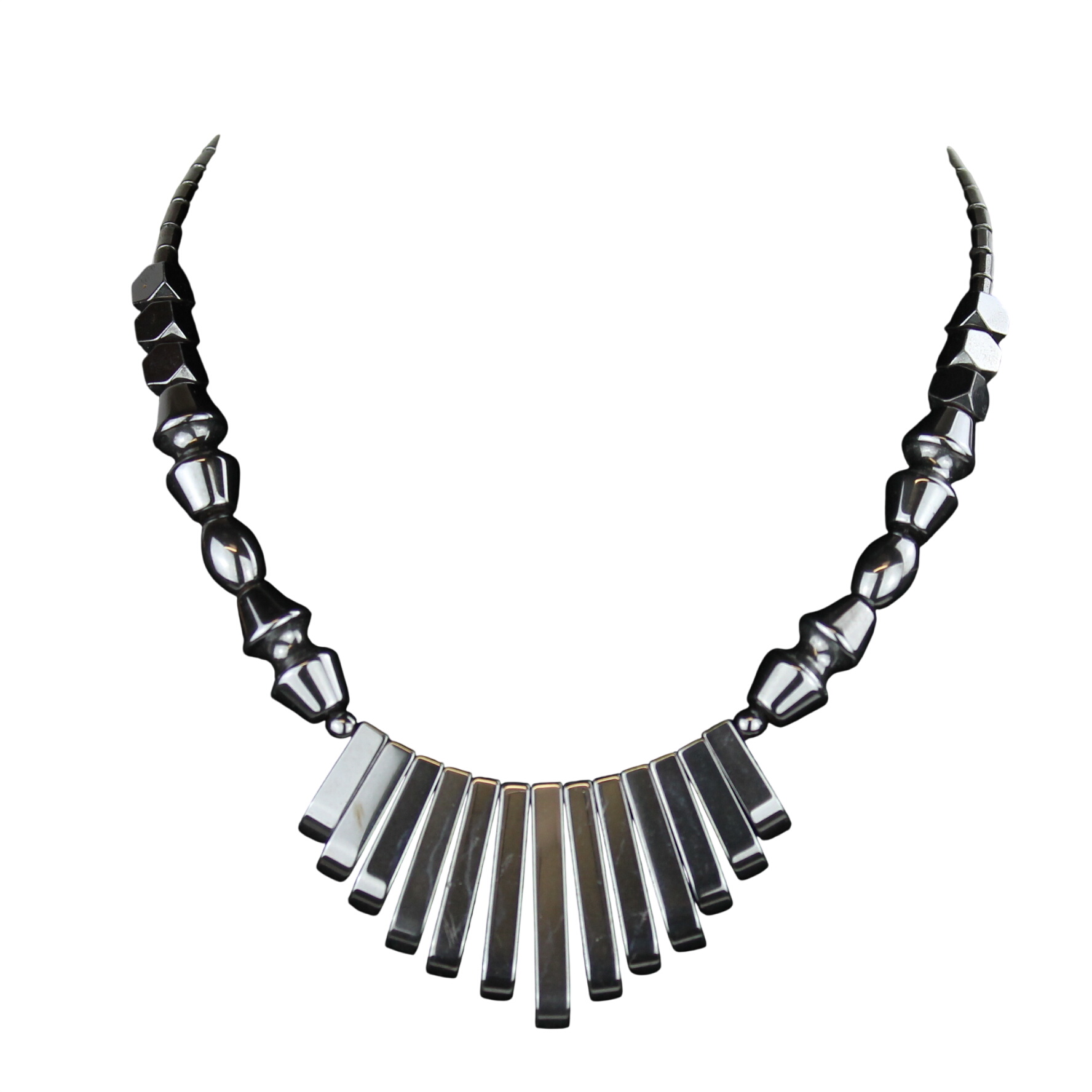 Acheter Collier - Perles d'Hématite Très bon état - 10,00 € Collier - Perles d'Hématite Très bon état reconditionné disponible sur Label Emmaüs