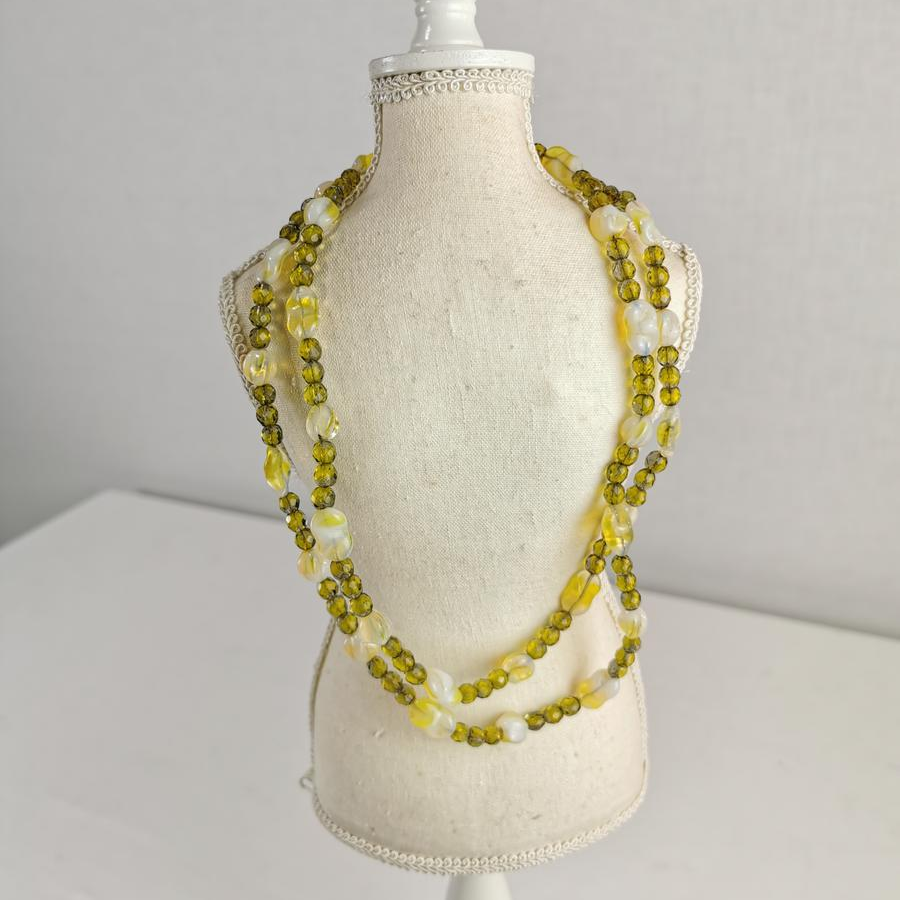Collier perles pâte de verre jaune et vert Bon état - 12,00 € Collier perles pâte de verre jaune et vert Bon état reconditionné disponible sur Label Emmaüs