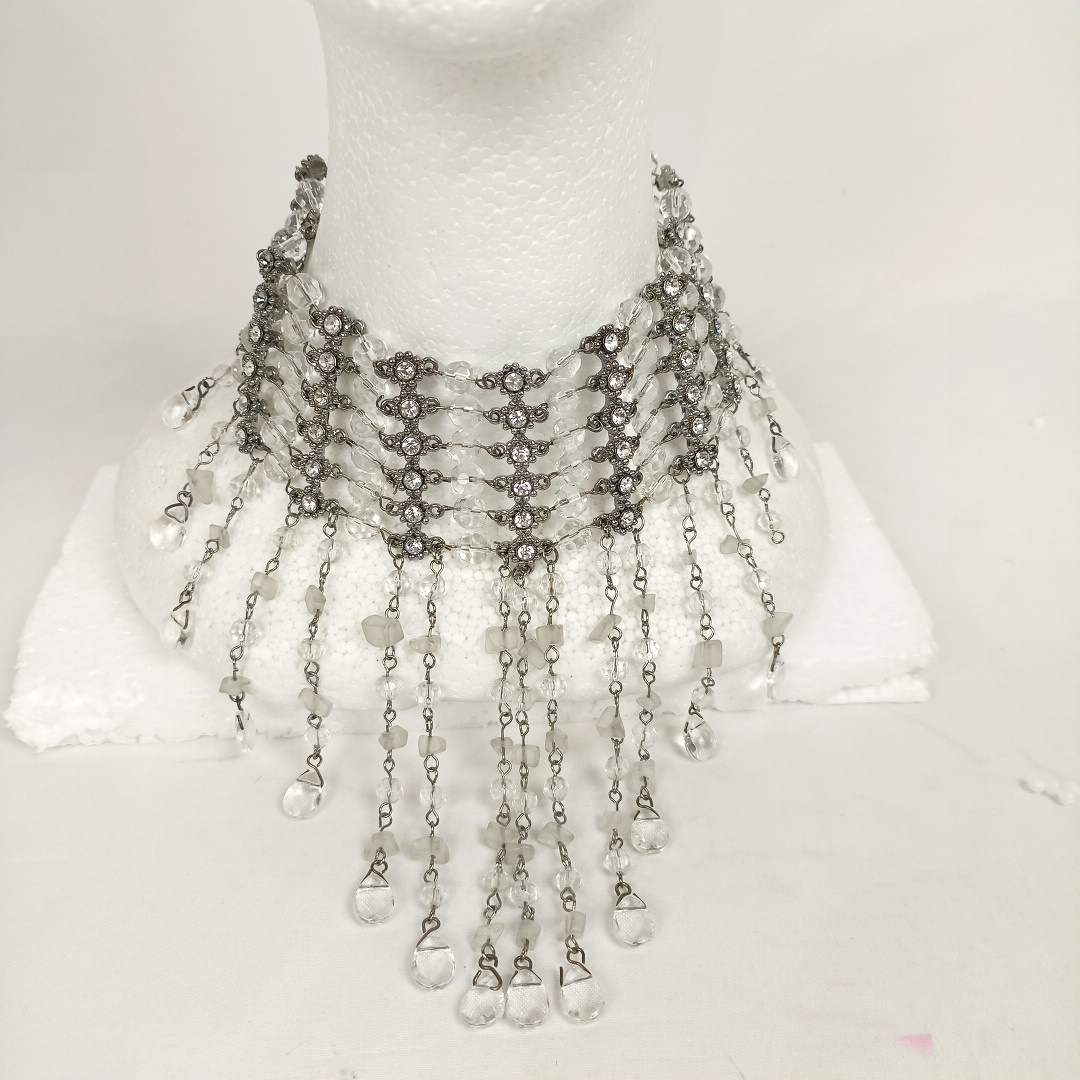 Voir photo 2 de Collier ras de cou à franges en strass et perles - années 20 Collier ras de cou à franges en strass et perles - années 20 État correct reconditionné photo 2