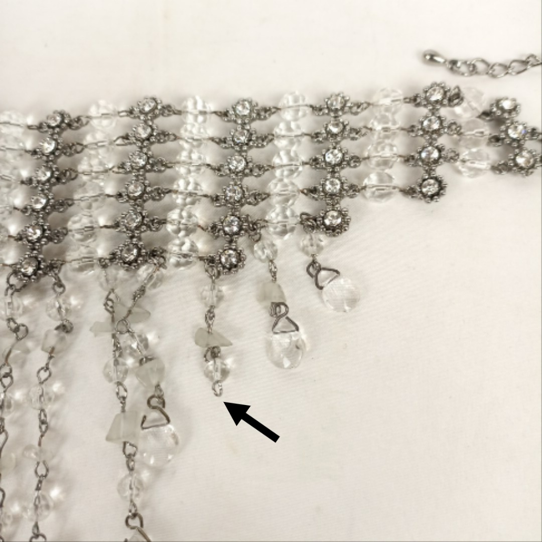 Voir photo 6 de Collier ras de cou à franges en strass et perles - années 20 Collier ras de cou à franges en strass et perles - années 20 État correct reconditionné photo 6