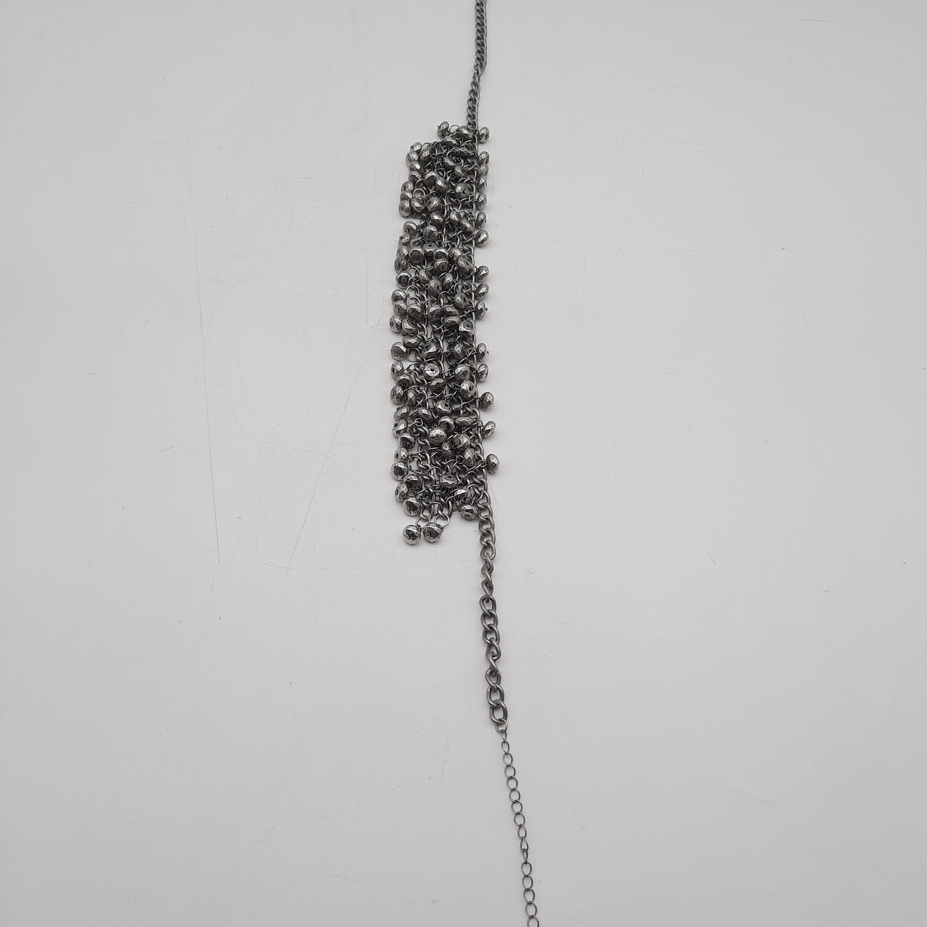 Voir photo 4 de Collier ras-de-cou avec pampille articulé en cotte de maille ornementé de perles de métal Collier ras-de-cou avec pampille articulé en cotte de maille ornementé de perles de métal Bon état reconditionné photo 4