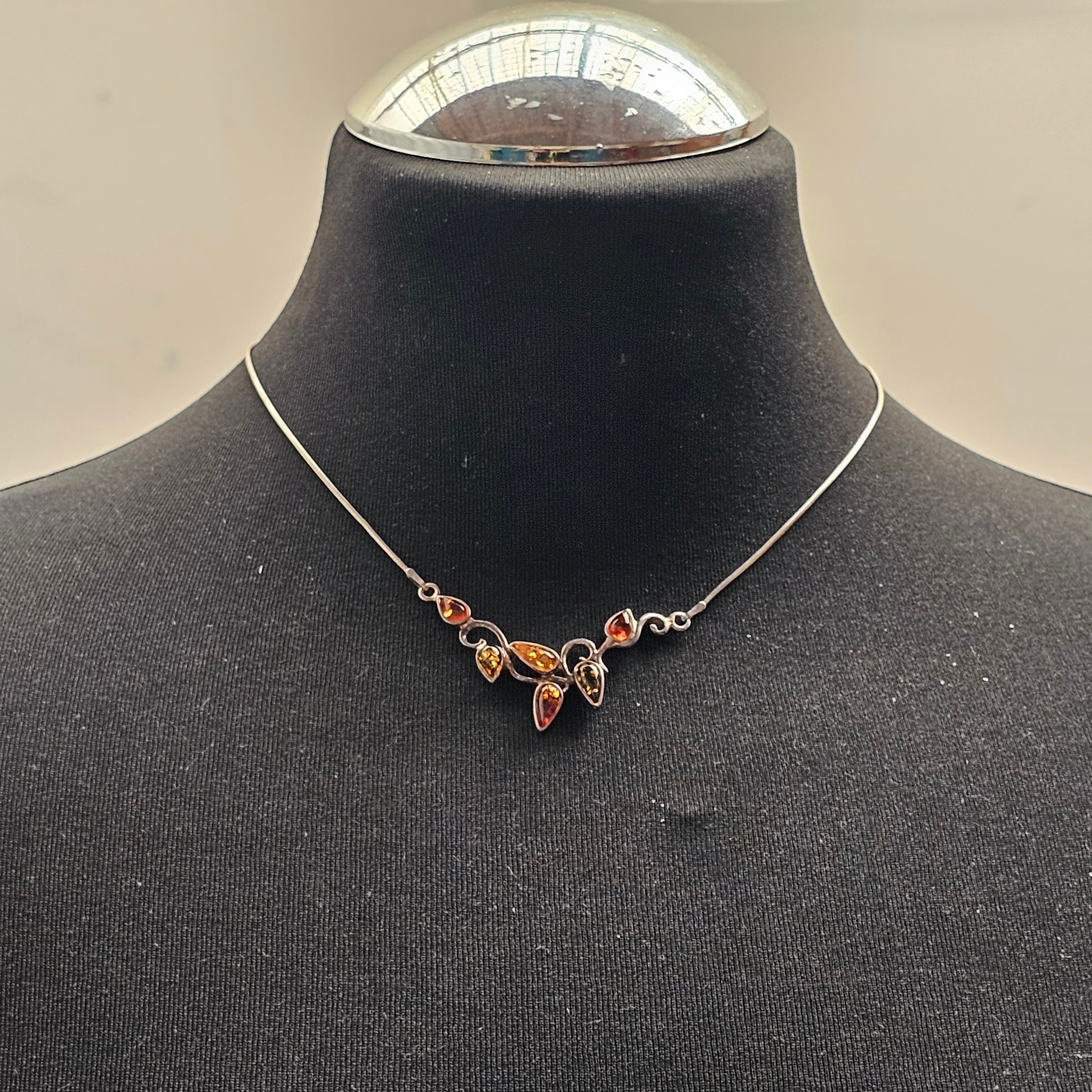 Voir photo 2 de Collier ras de cou chic en Argent 925 et Ambres. (43 cm de longueur) Collier ras de cou chic en Argent 925 et Ambres. (43 cm de longueur) Très bon état reconditionné photo 2