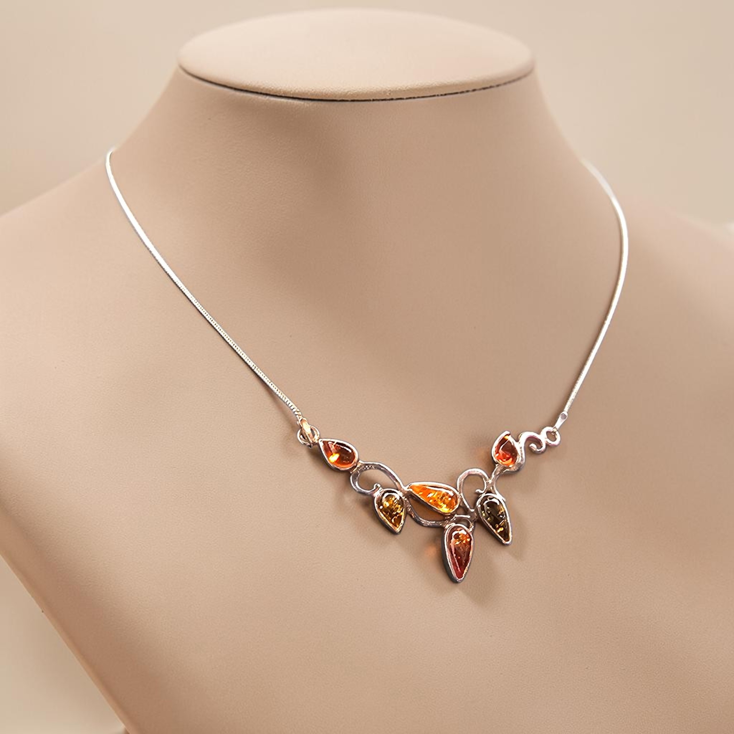 Voir photo 3 de Collier ras de cou chic en Argent 925 et Ambres. (43 cm de longueur) Collier ras de cou chic en Argent 925 et Ambres. (43 cm de longueur) Très bon état reconditionné photo 3