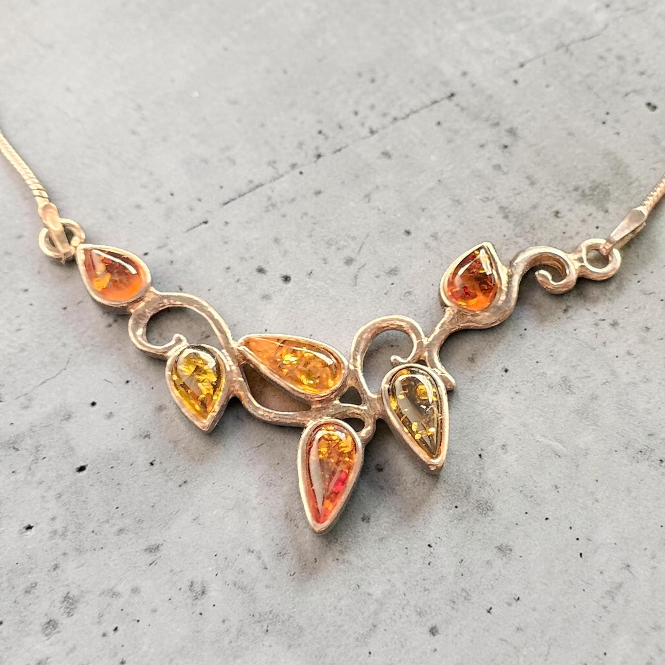 Voir photo 4 de Collier ras de cou chic en Argent 925 et Ambres. (43 cm de longueur) Collier ras de cou chic en Argent 925 et Ambres. (43 cm de longueur) Très bon état reconditionné photo 4