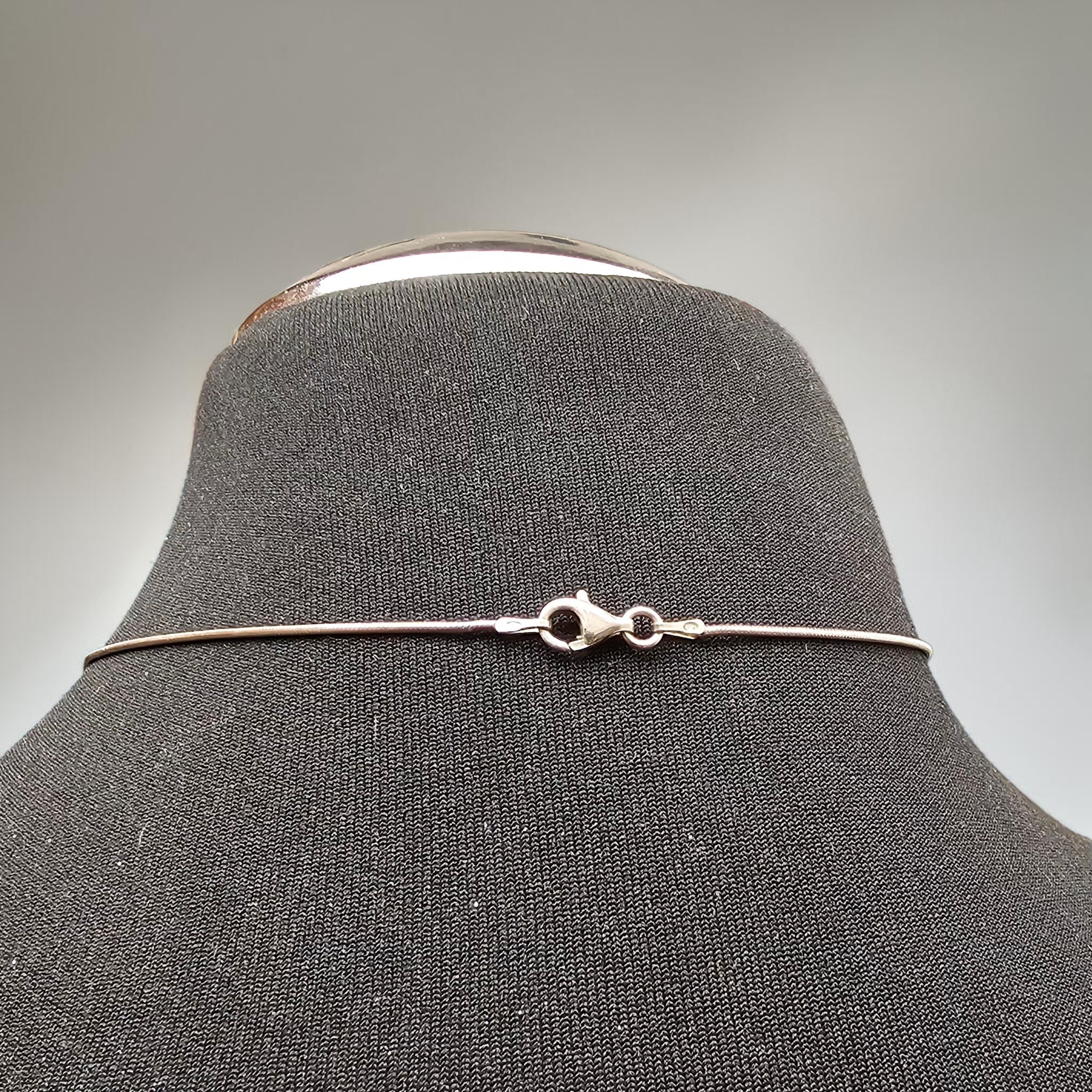 Voir photo 5 de Collier ras de cou chic en Argent 925 et Ambres. (43 cm de longueur) Collier ras de cou chic en Argent 925 et Ambres. (43 cm de longueur) Très bon état reconditionné photo 5
