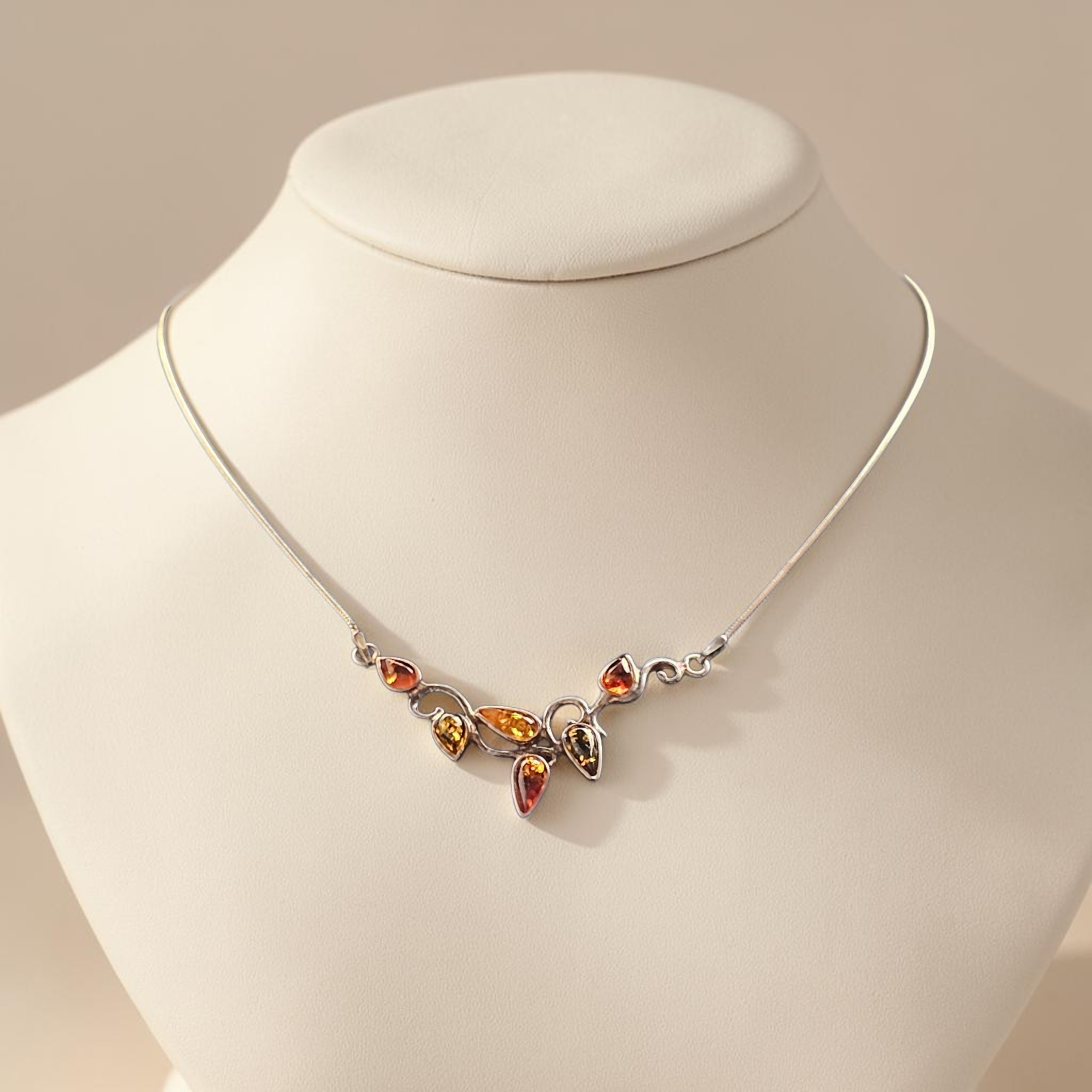 Collier ras de cou chic en Argent 925 et Ambres. (43 cm de longueur) Très bon état - 39,20 € Collier ras de cou chic en Argent 925 et Ambres. (43 cm de longueur) Très bon état reconditionné disponible sur Label Emmaüs