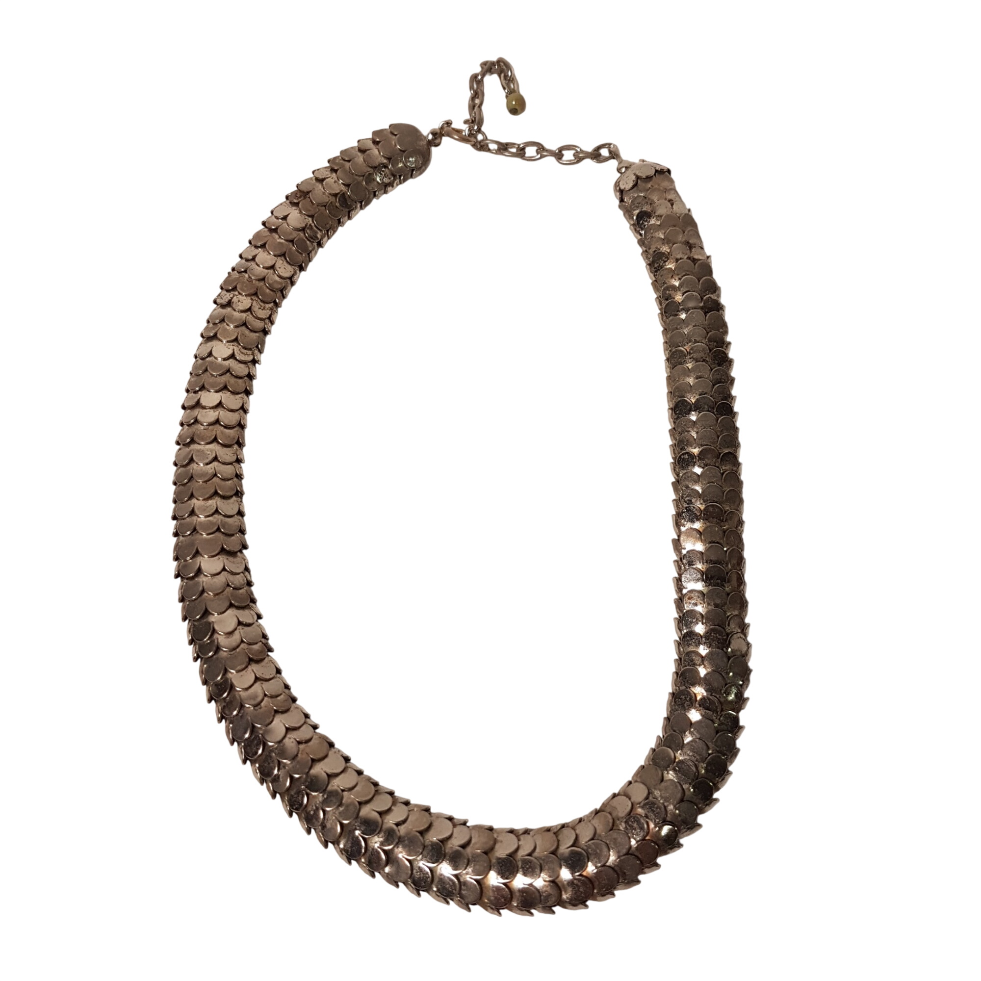 Collier ras du cou écailles en métal à nettoyer Bon état - 11,00 € Collier ras du cou écailles en métal à nettoyer Bon état reconditionné disponible sur Label Emmaüs