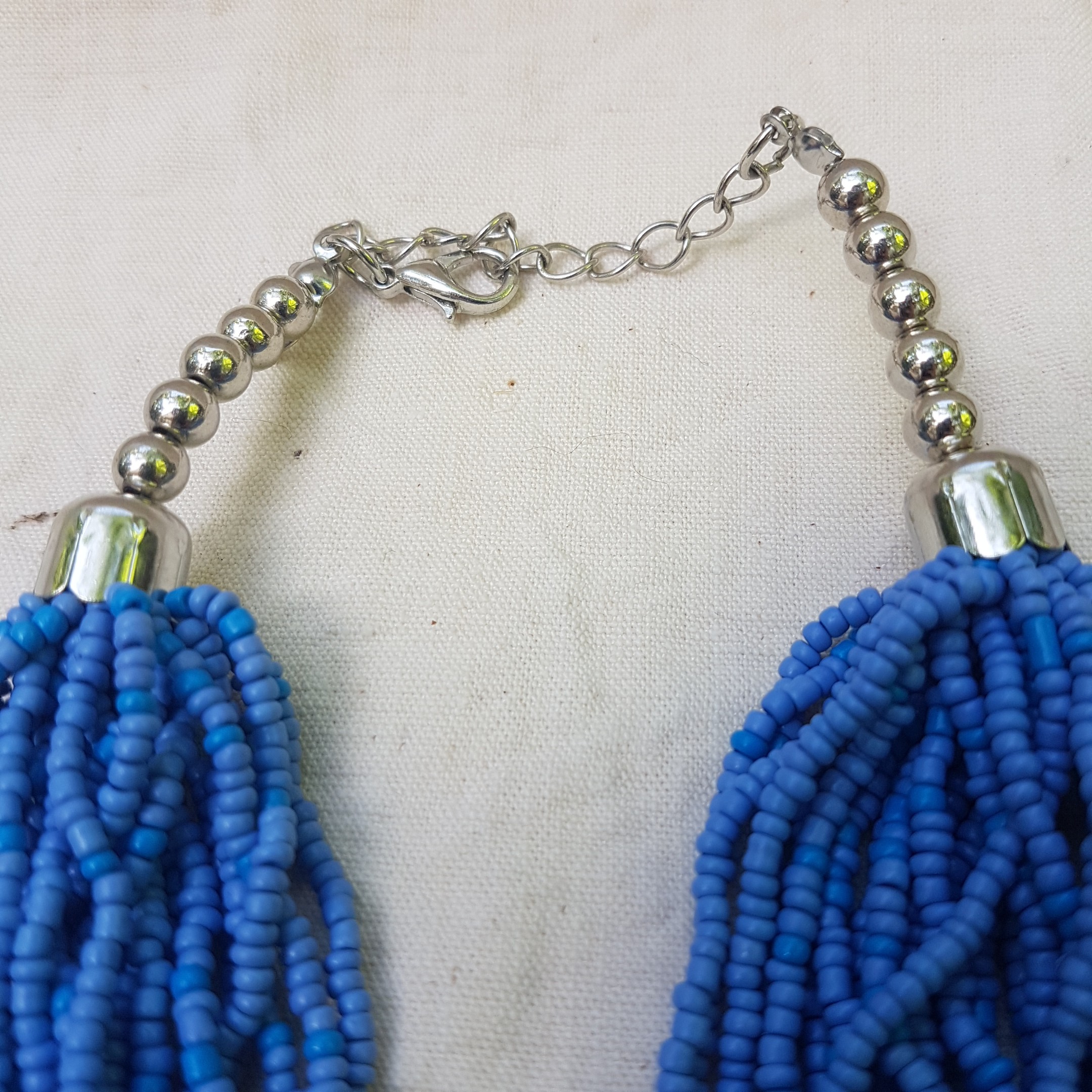 Voir photo 2 de Collier ras du cou en perles de rocaille bleues Collier ras du cou en perles de rocaille bleues Parfait état reconditionné photo 2