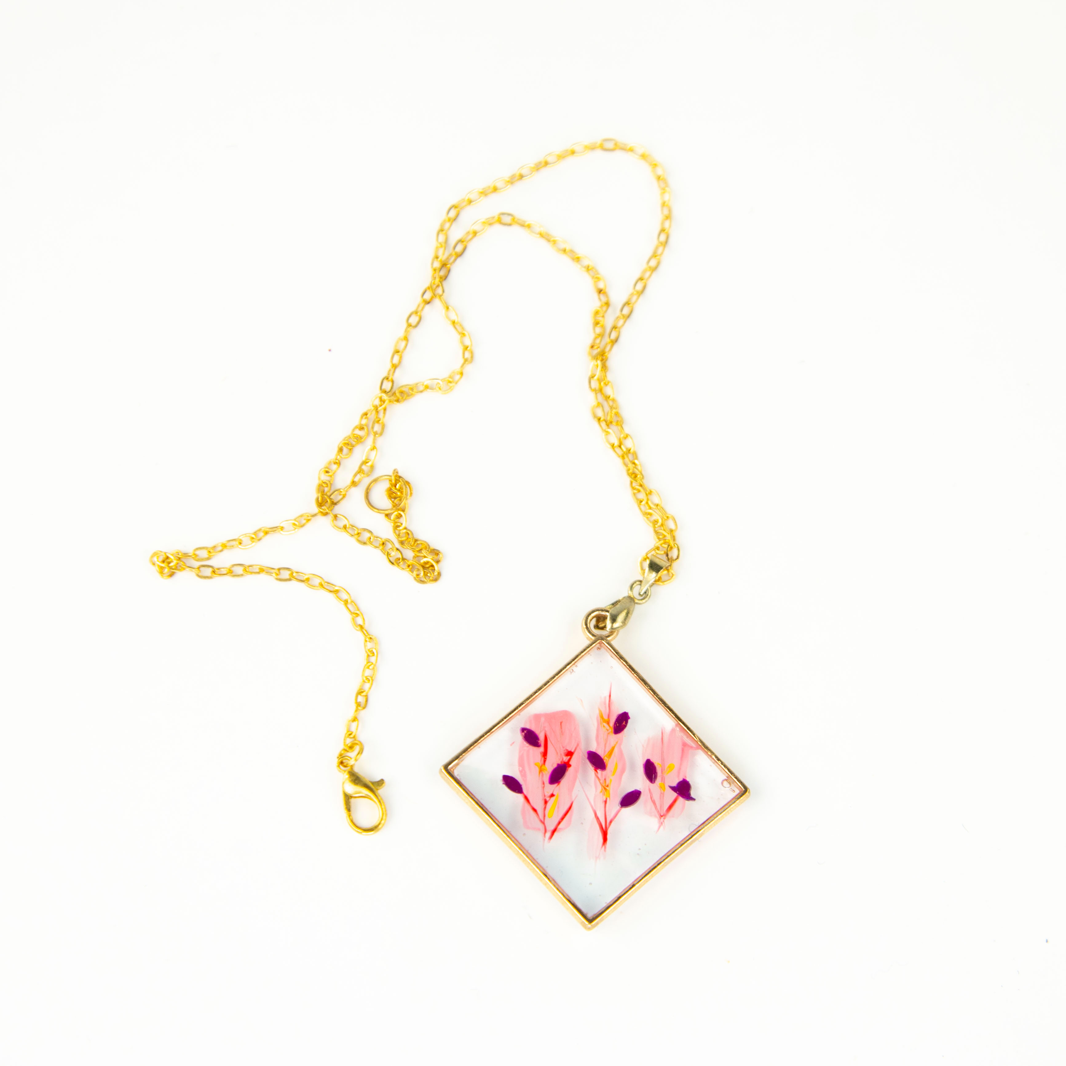 Voir photo 2 de Collier résine époxy à feuilles roses avec sa chaîne en métal jaune Collier résine époxy à feuilles roses avec sa chaîne en métal jaune Parfait état reconditionné photo 2
