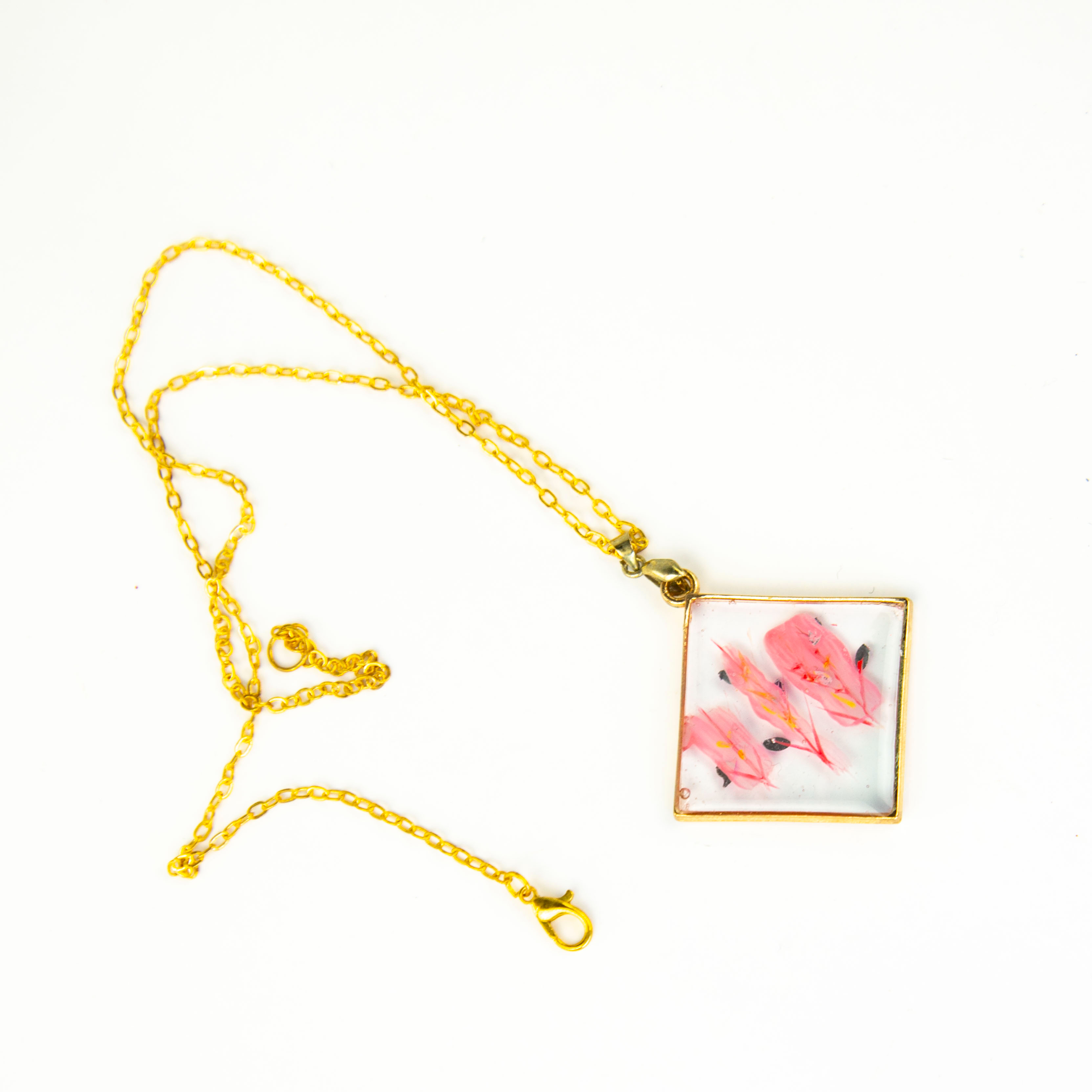 Voir photo 3 de Collier résine époxy à feuilles roses avec sa chaîne en métal jaune Collier résine époxy à feuilles roses avec sa chaîne en métal jaune Parfait état reconditionné photo 3