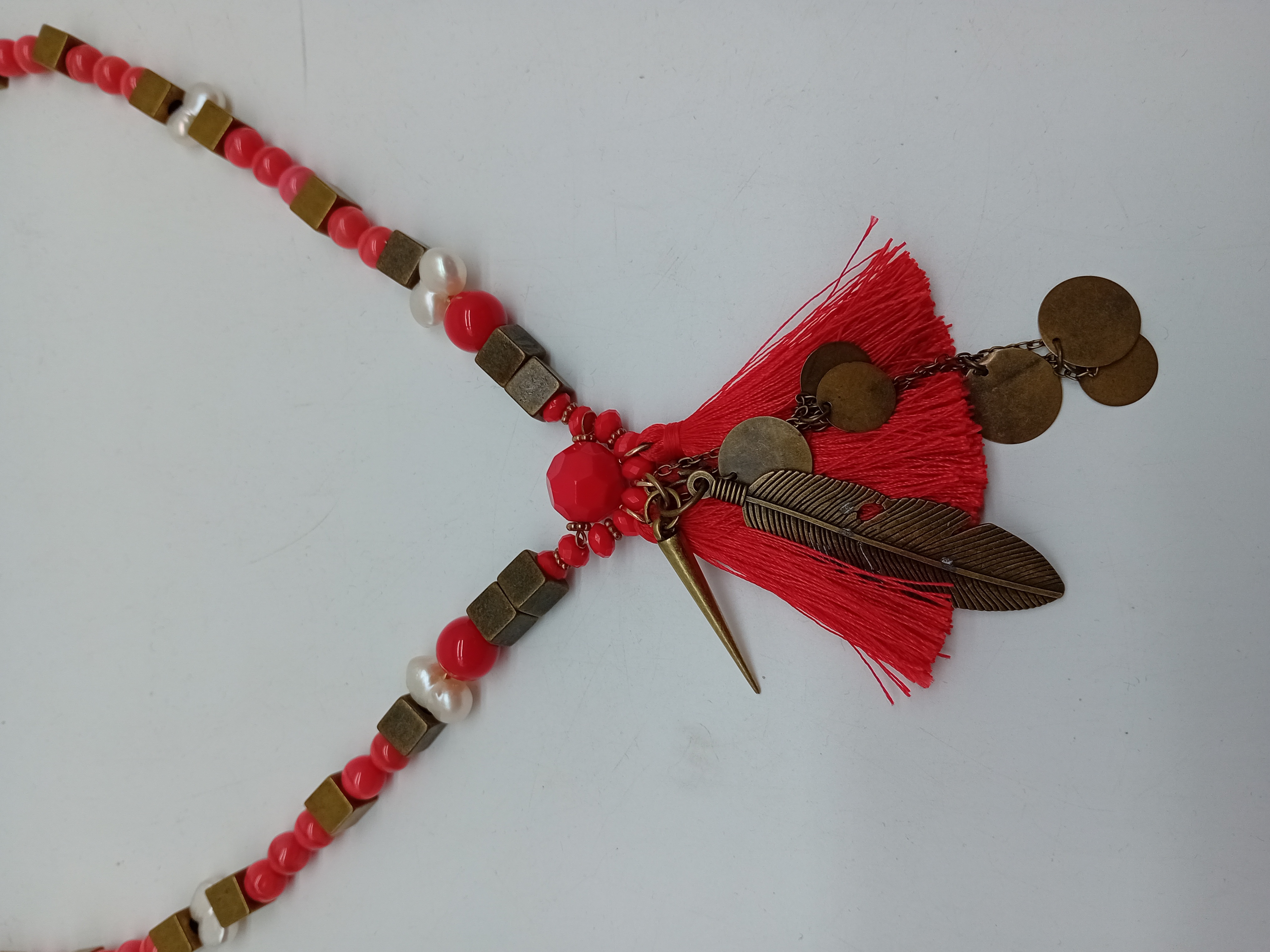 Voir photo 2 de Collier Rouge À Pompon Et Perles Label Jaune 🟡 (J130) Collier Rouge À Pompon Et Perles Label Jaune 🟡 (J130) reconditionné photo 2