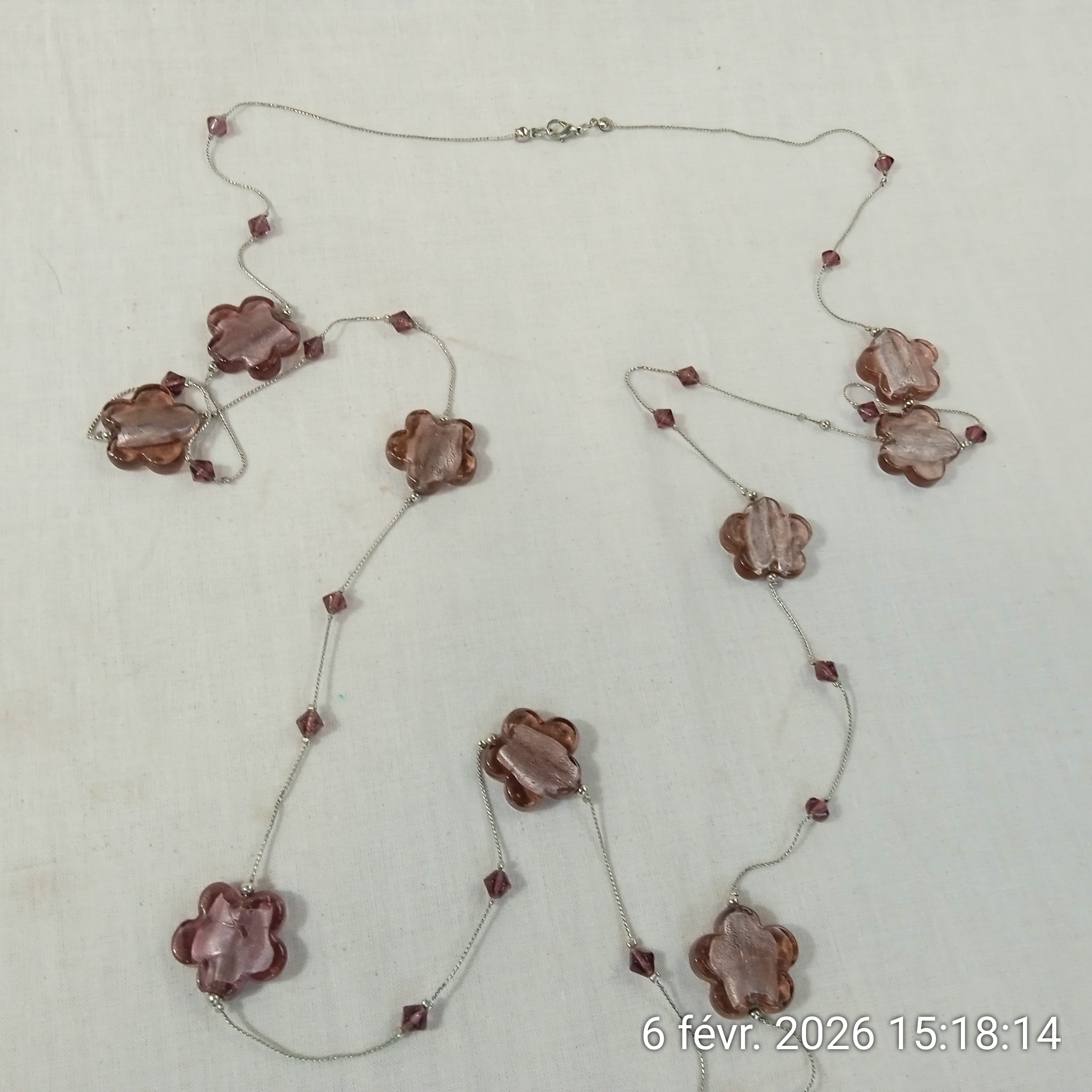 Voir photo 2 de Collier Sautoir vintage long élégant en perles de trèfle Collier Sautoir vintage long élégant en perles de trèfle Très bon état reconditionné photo 2