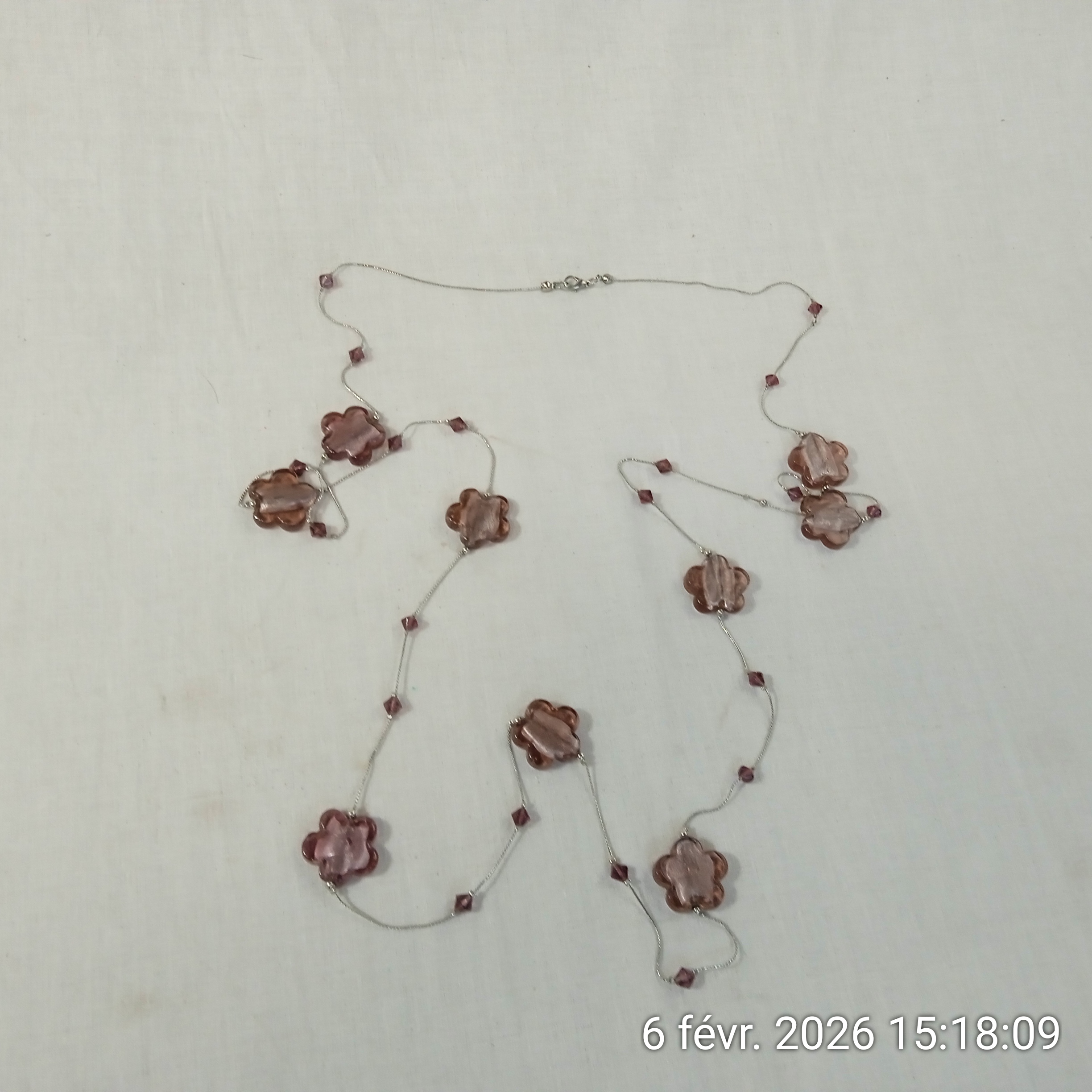 Voir photo 3 de Collier Sautoir vintage long élégant en perles de trèfle Collier Sautoir vintage long élégant en perles de trèfle Très bon état reconditionné photo 3