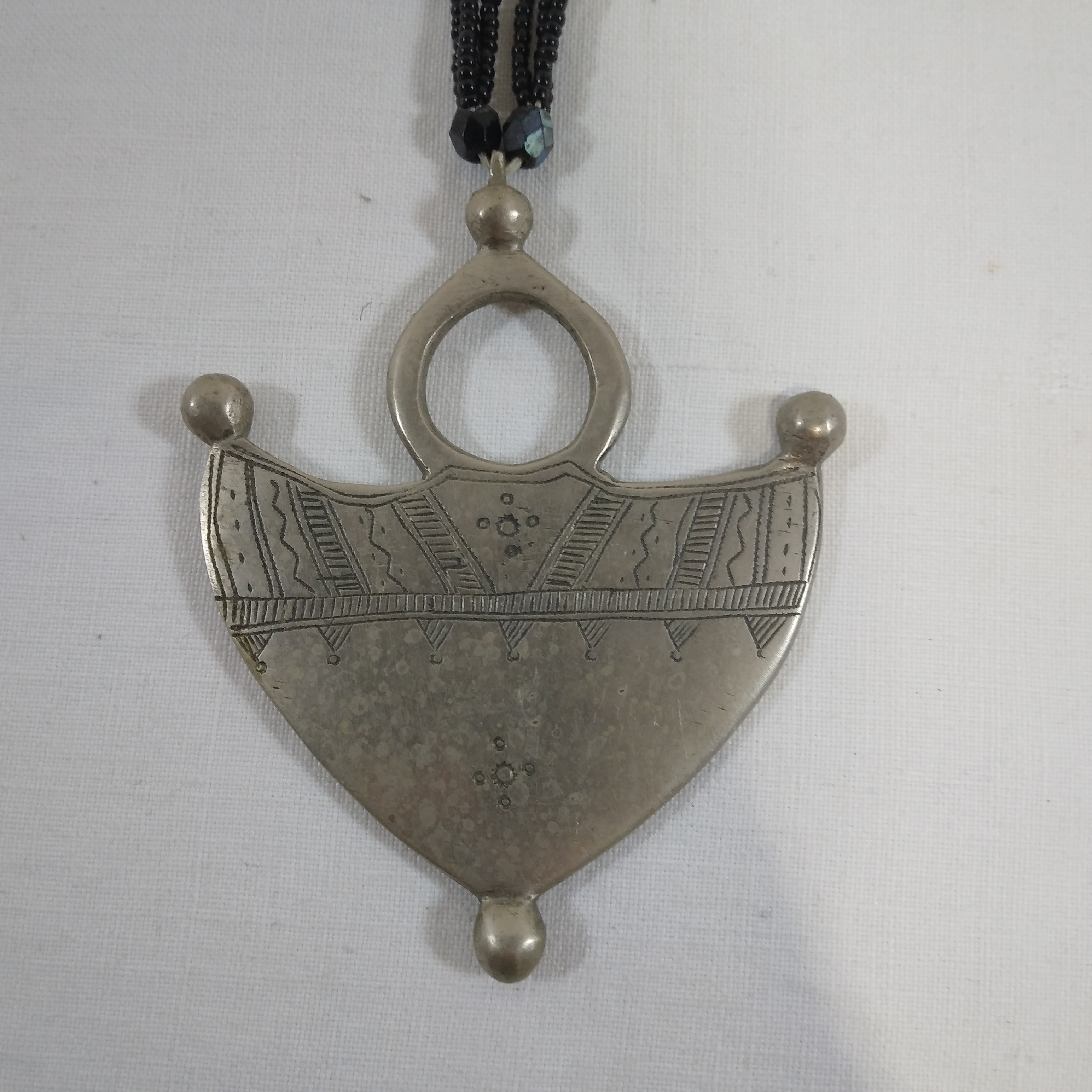 Voir photo 2 de Collier touareg avec pendentif en argent Collier touareg avec pendentif en argent Très bon état reconditionné photo 2