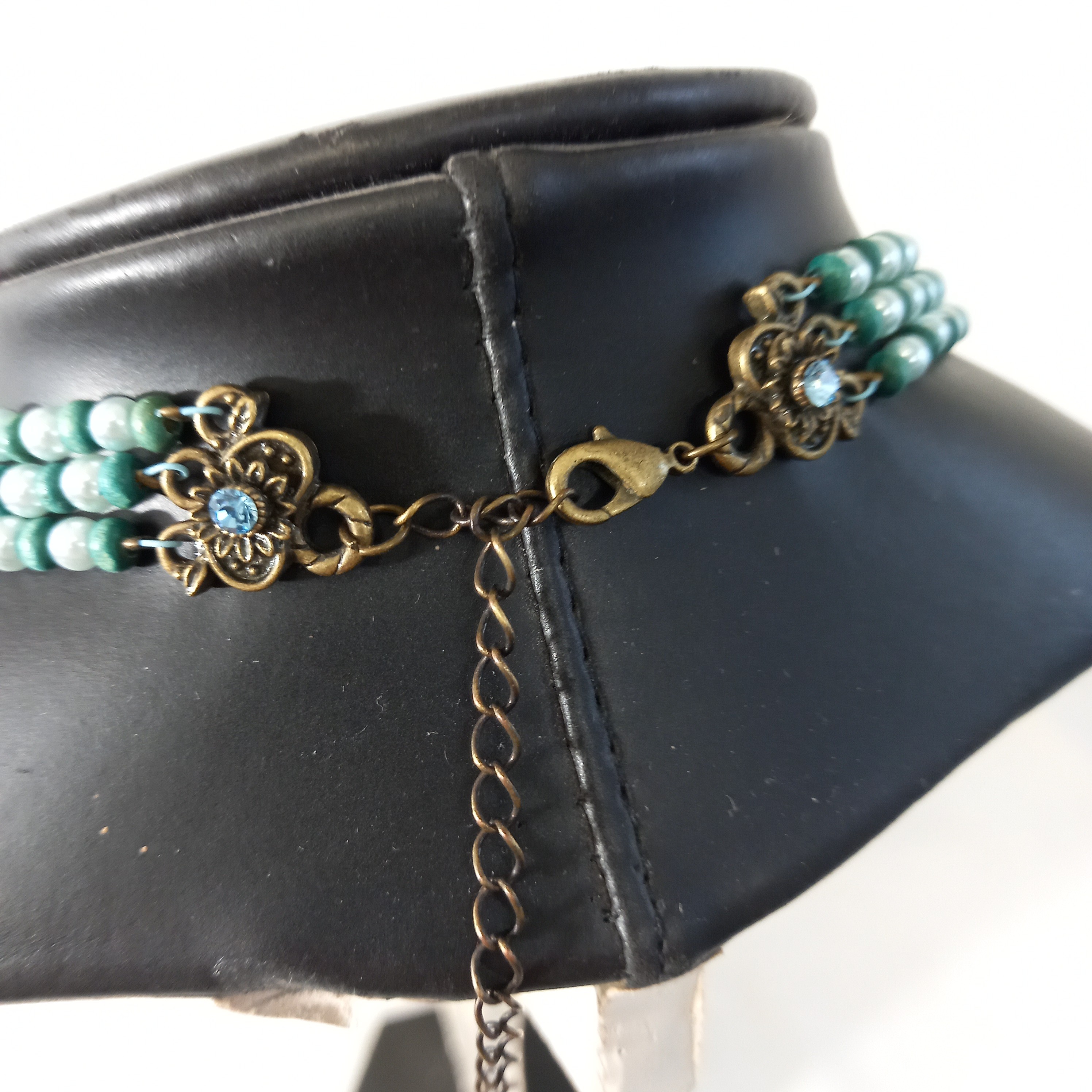 Voir photo 3 de Collier tour de cou fantaisie, inspiration bohème ethnique, en imitation turquoise et perles Collier tour de cou fantaisie, inspiration bohème ethnique, en imitation turquoise et perles Très bon état reconditionné photo 3