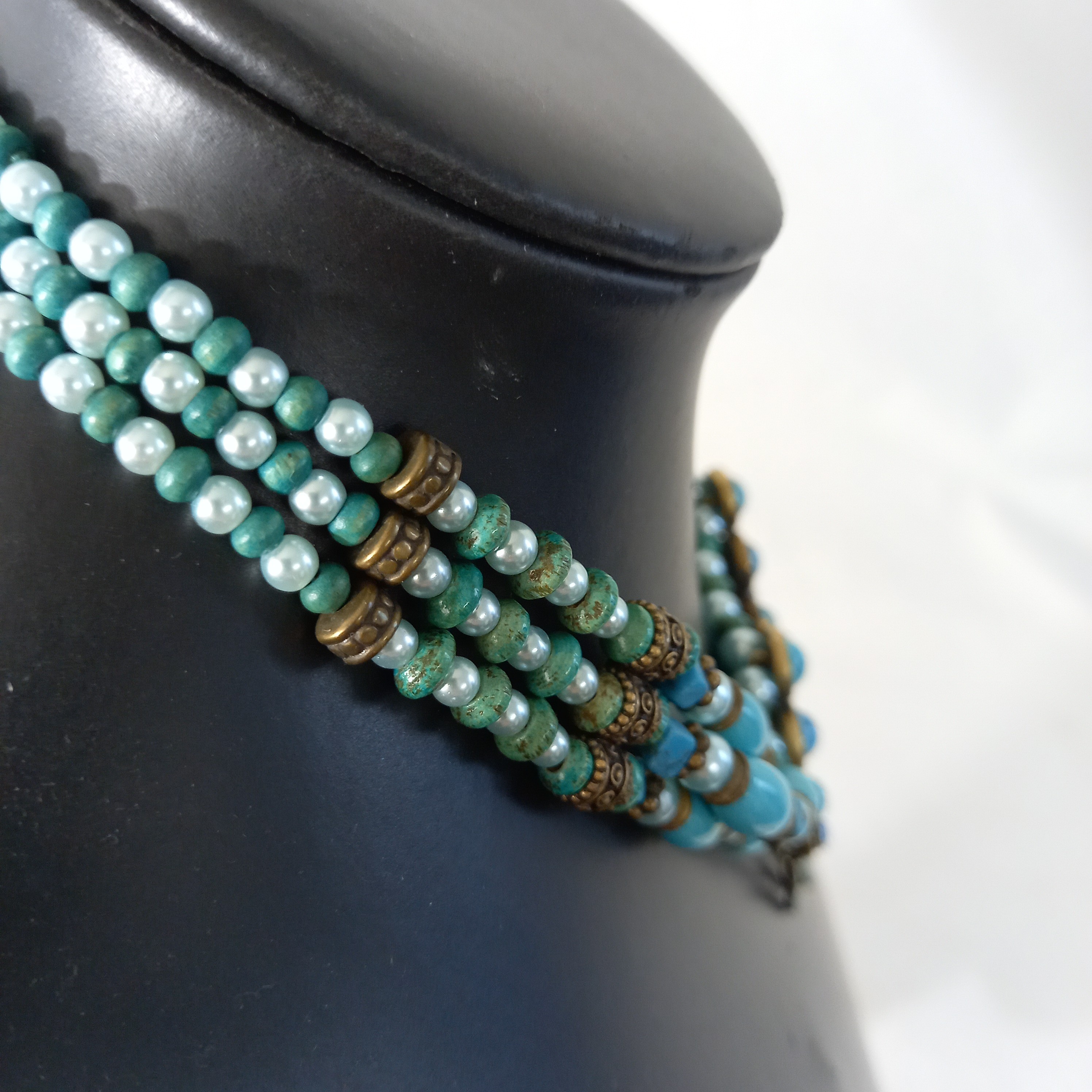 Voir photo 5 de Collier tour de cou fantaisie, inspiration bohème ethnique, en imitation turquoise et perles Collier tour de cou fantaisie, inspiration bohème ethnique, en imitation turquoise et perles Très bon état reconditionné photo 5