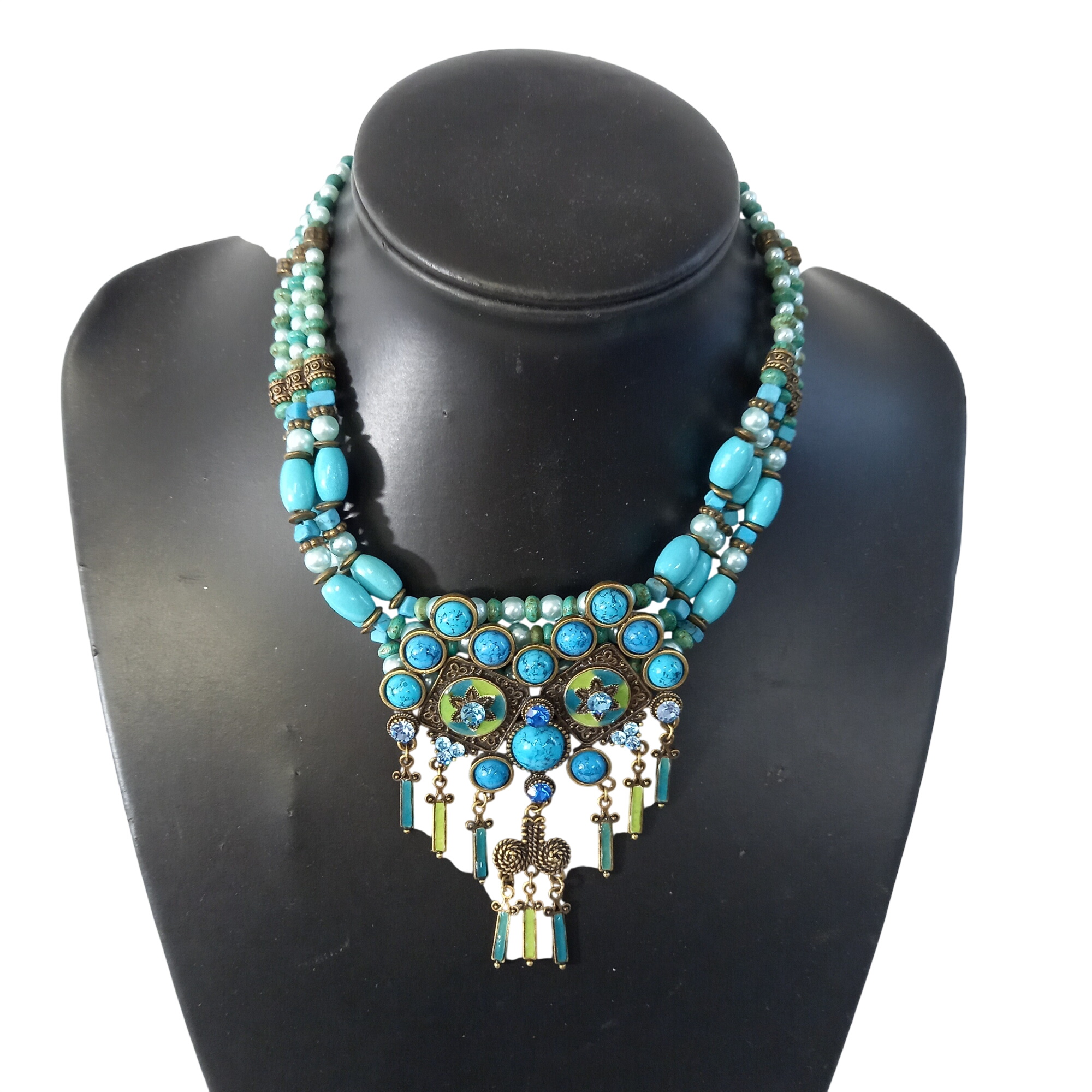 Acheter Collier tour de cou fantaisie, inspiration bohème ethnique, en imitation turquoise et perles Très bon état - 18,00 € Collier tour de cou fantaisie, inspiration bohème ethnique, en imitation turquoise et perles Très bon état reconditionné disponible sur Label Emmaüs