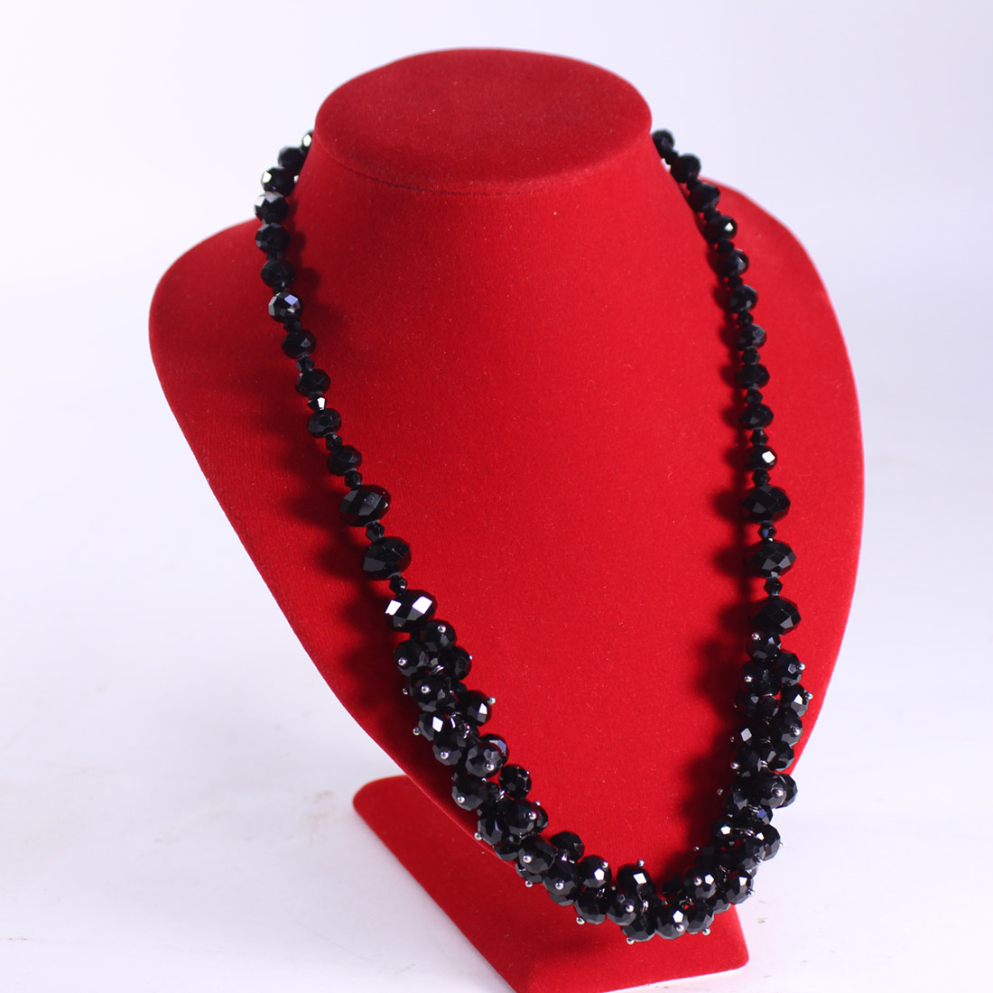 Voir photo 2 de Collier verre noir à facettes Collier verre noir à facettes Bon état reconditionné photo 2
