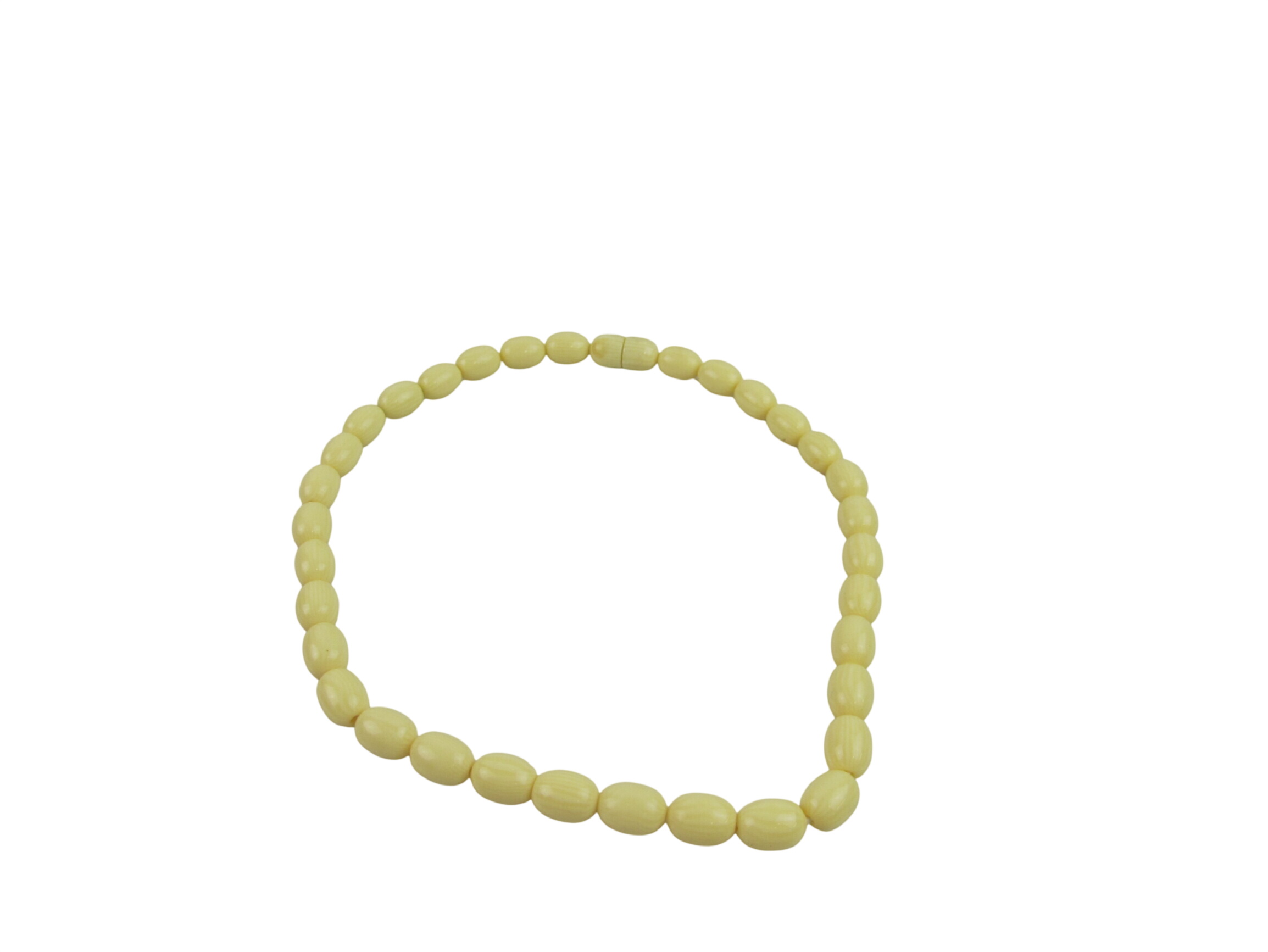 Acheter Collier vintage en perles de celluloïd gradée Bon état - 10,50 € Collier vintage en perles de celluloïd gradée Bon état reconditionné disponible sur Label Emmaüs