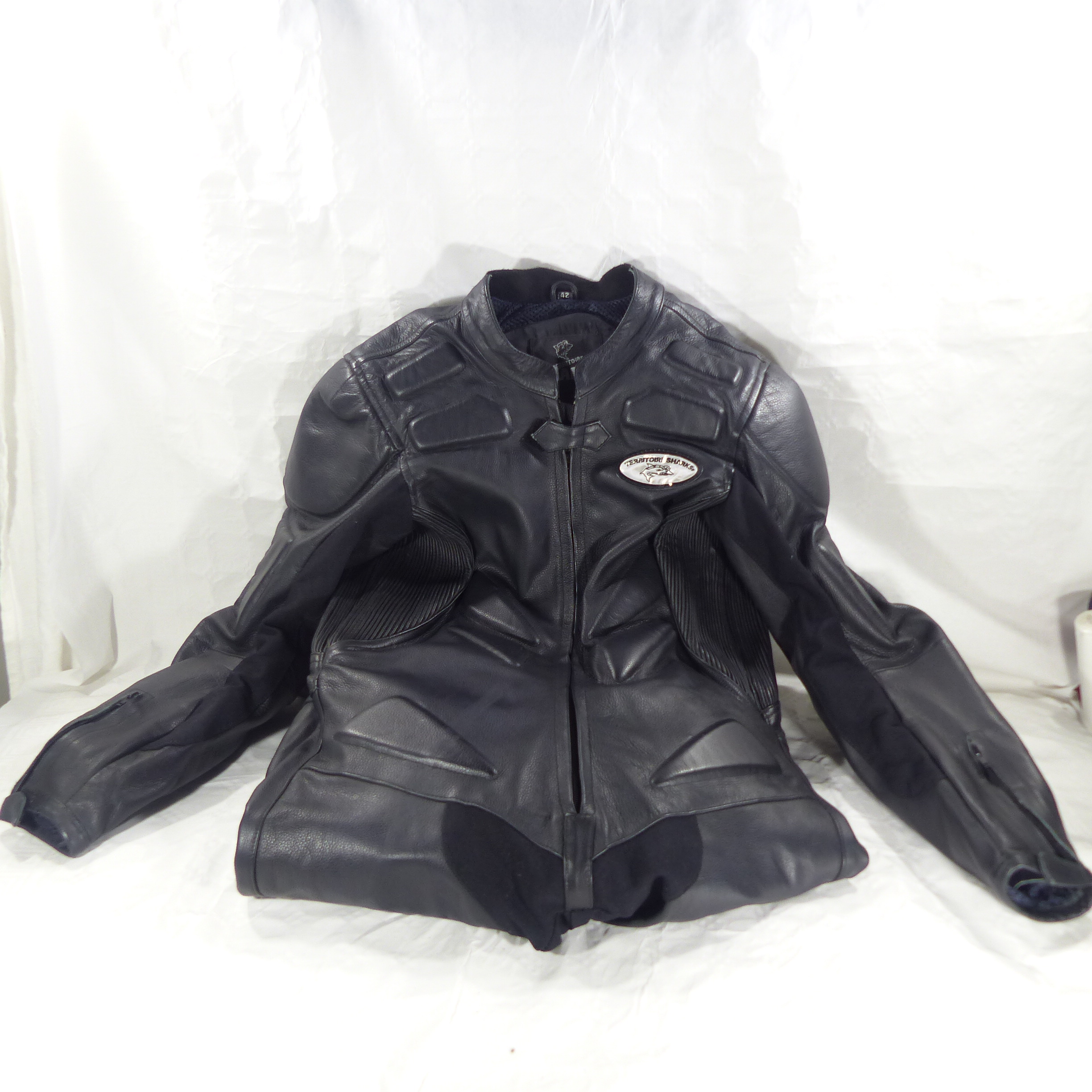 Combinaison de moto de piste en cuir / Femme T.42 - Territoire Sharks Très bon état - 60,00 € Combinaison de moto de piste en cuir / Femme T.42 - Territoire Sharks Très bon état reconditionné disponible sur Label Emmaüs