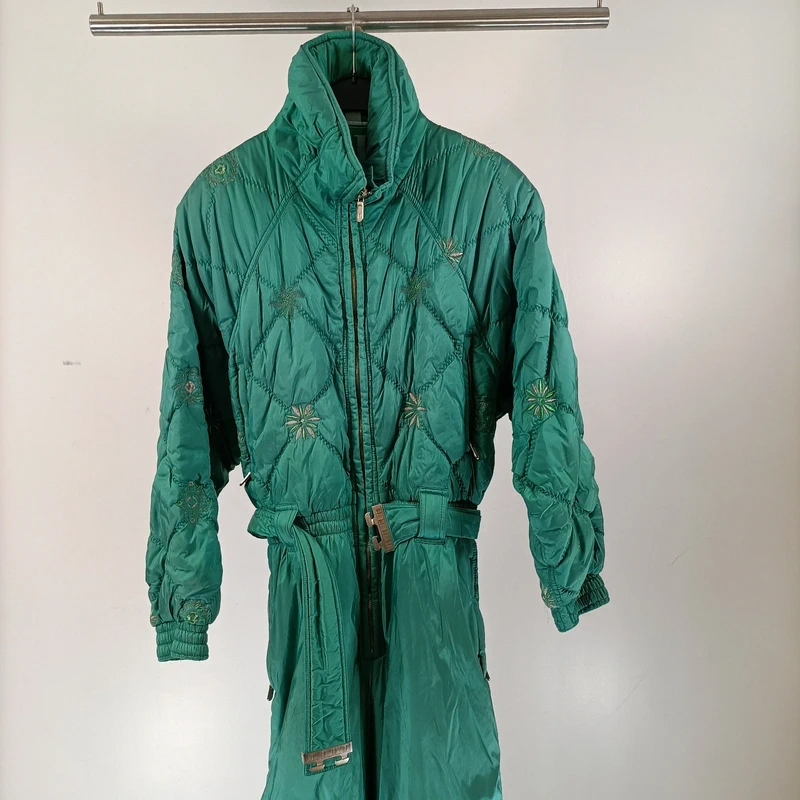 Voir photo 3 de Combinaison de ski vintage verte matelassée ceinturée made in France – VdeV Paris Combinaison de ski vintage verte matelassée ceinturée made in France – VdeV Paris Très bon état reconditionné photo 3