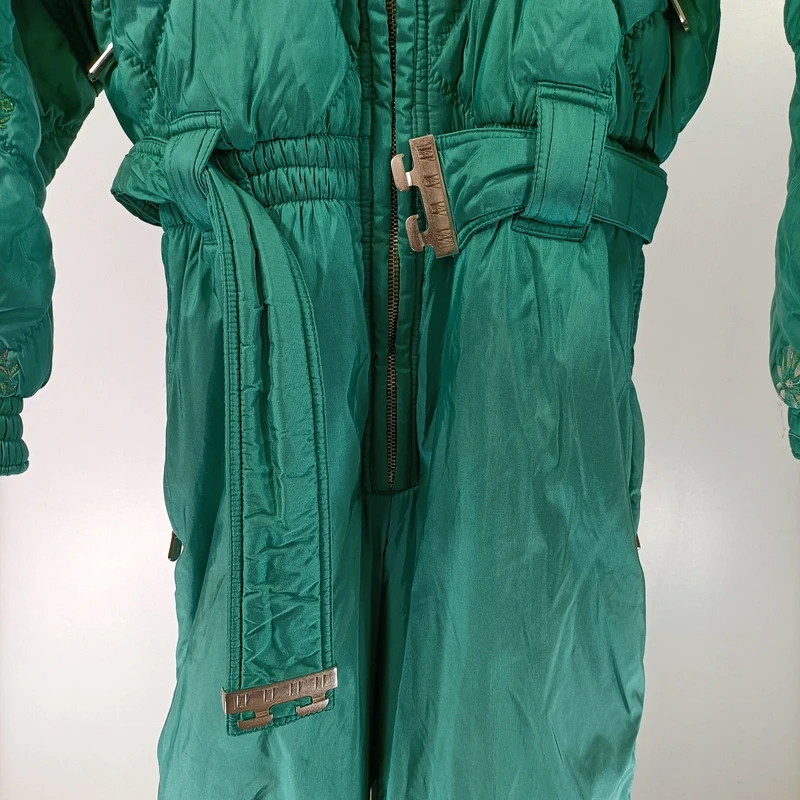 Voir photo 5 de Combinaison de ski vintage verte matelassée ceinturée made in France – VdeV Paris Combinaison de ski vintage verte matelassée ceinturée made in France – VdeV Paris Très bon état reconditionné photo 5
