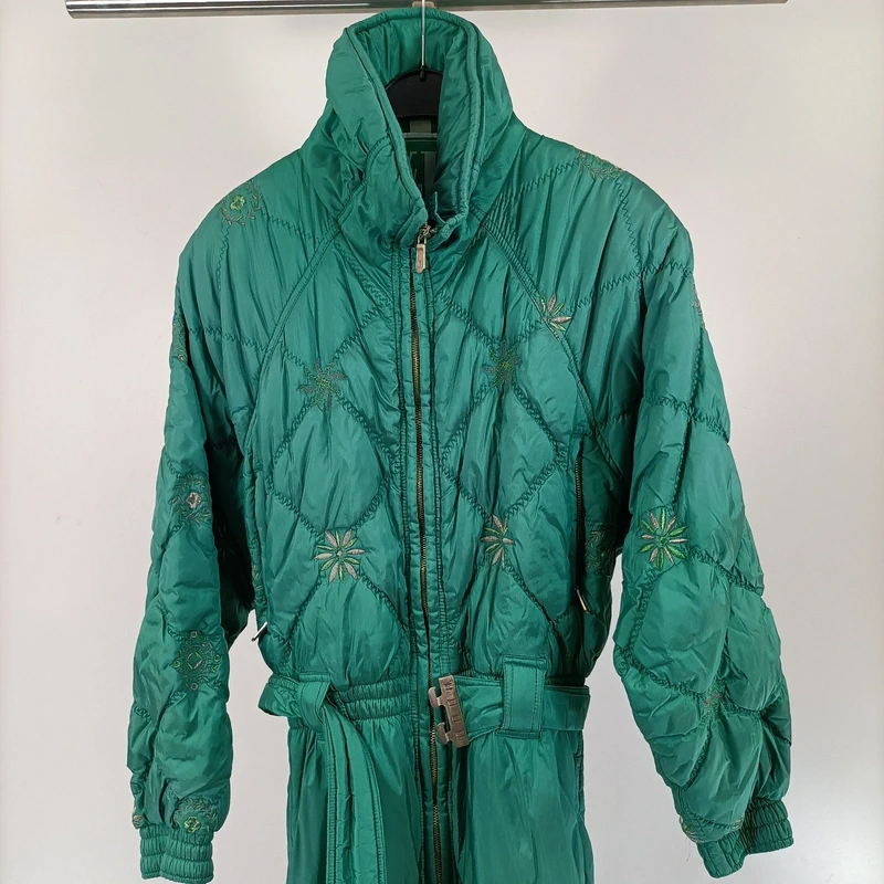 Voir photo 6 de Combinaison de ski vintage verte matelassée ceinturée made in France – VdeV Paris Combinaison de ski vintage verte matelassée ceinturée made in France – VdeV Paris Très bon état reconditionné photo 6