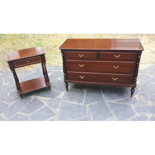 Commode Acajou (copie d'ancien des années 60) Une brûlure de cigarette sur le plateau 1 pied abimé + 1 Table de nuit Bon état reconditionné disponible sur Rakuten