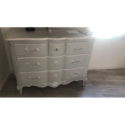 Commode baroque gris blanc bon état avec 3 tiroirs, fait main en bois massif. Bon état reconditionné disponible sur Rakuten