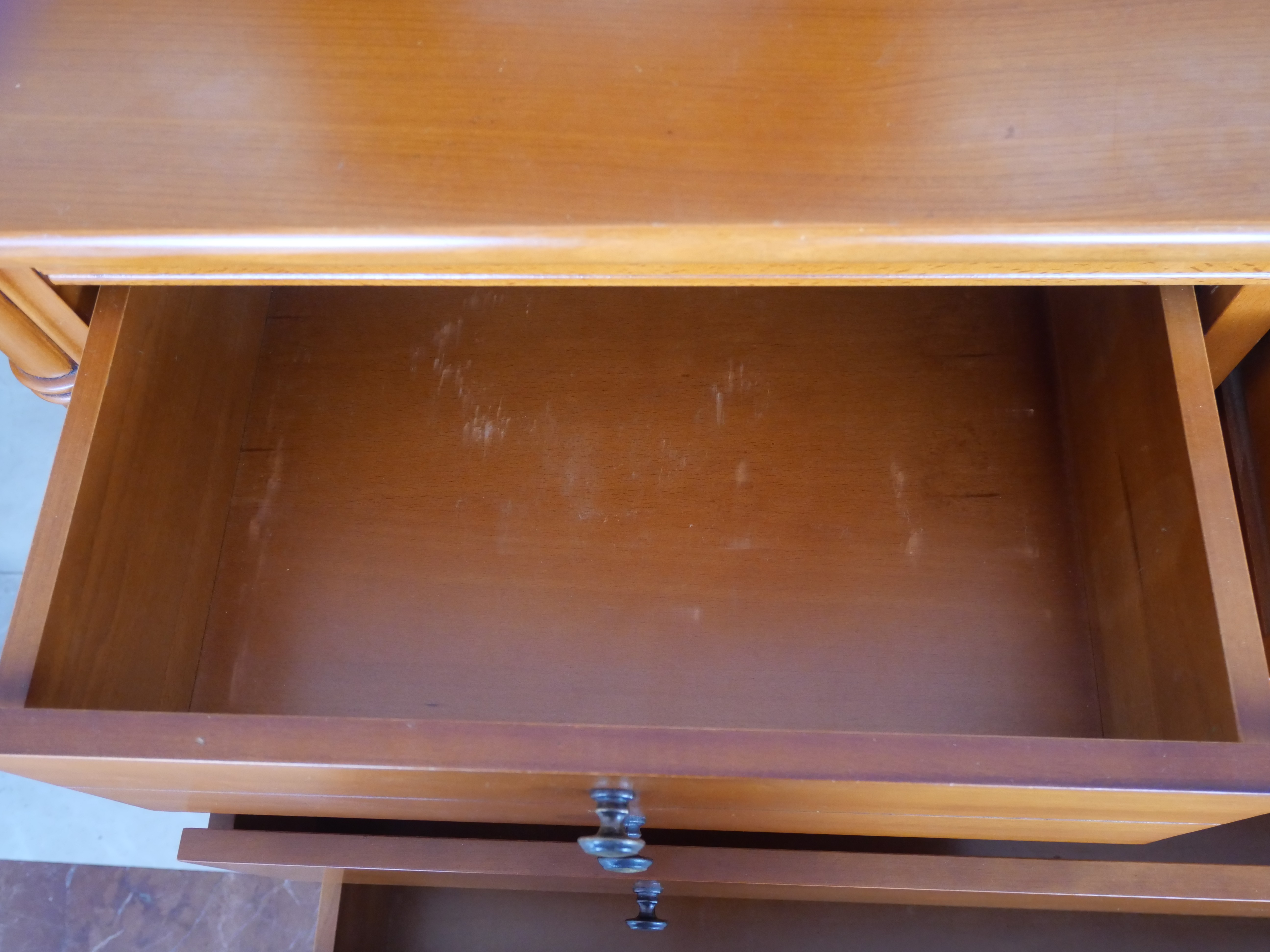 Voir photo 3 de Commode de style Louis-Philippe en bois massif Commode de style Louis-Philippe en bois massif Bon état reconditionné photo 3