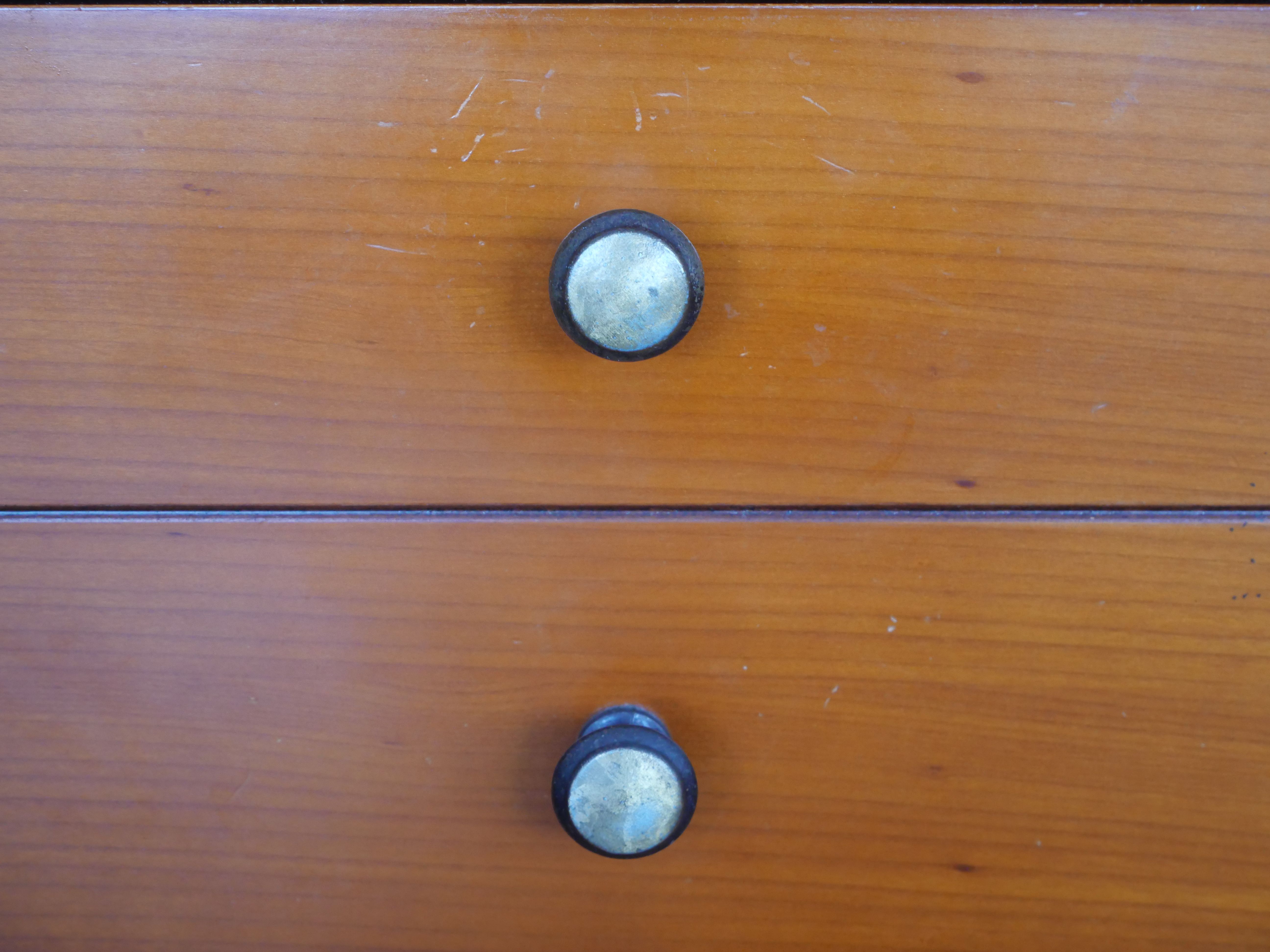 Voir photo 6 de Commode de style Louis-Philippe en bois massif Commode de style Louis-Philippe en bois massif Bon état reconditionné photo 6
