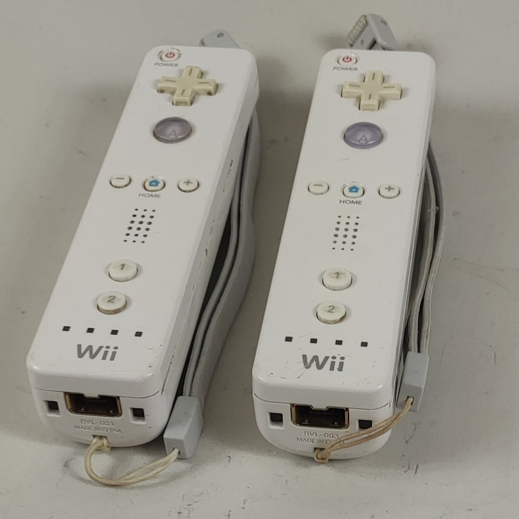 Voir photo 11 de Console Wii + 2 manettes + 2 Nunchuks + accessoires. Console Wii + 2 manettes + 2 Nunchuks + accessoires. Bon état reconditionné photo 11