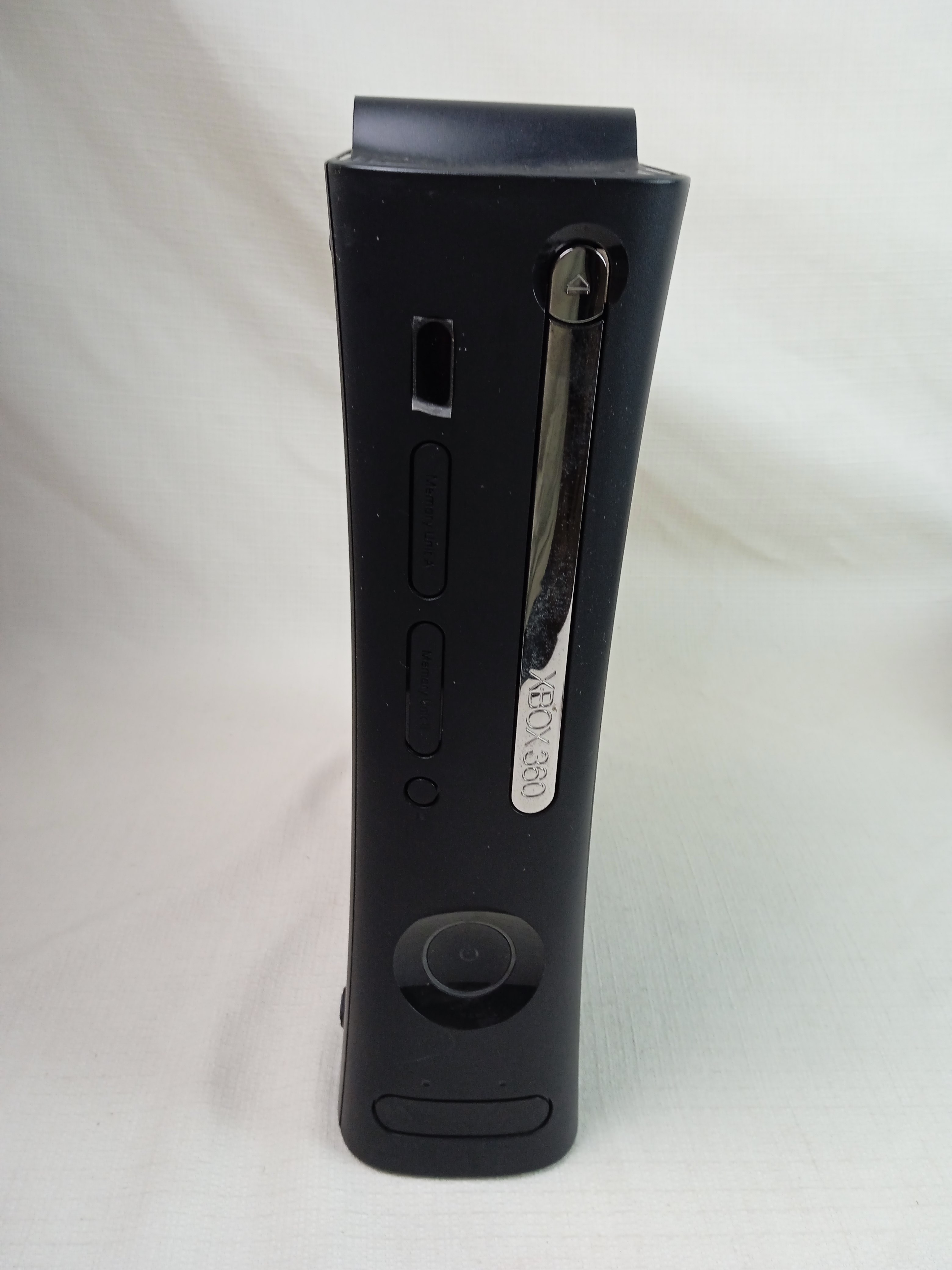 Voir photo 2 de Console XBOX 360 (120 Go) avec 2 manettes sans fil et 5 jeux Console XBOX 360 (120 Go) avec 2 manettes sans fil et 5 jeux Bon état reconditionné photo 2