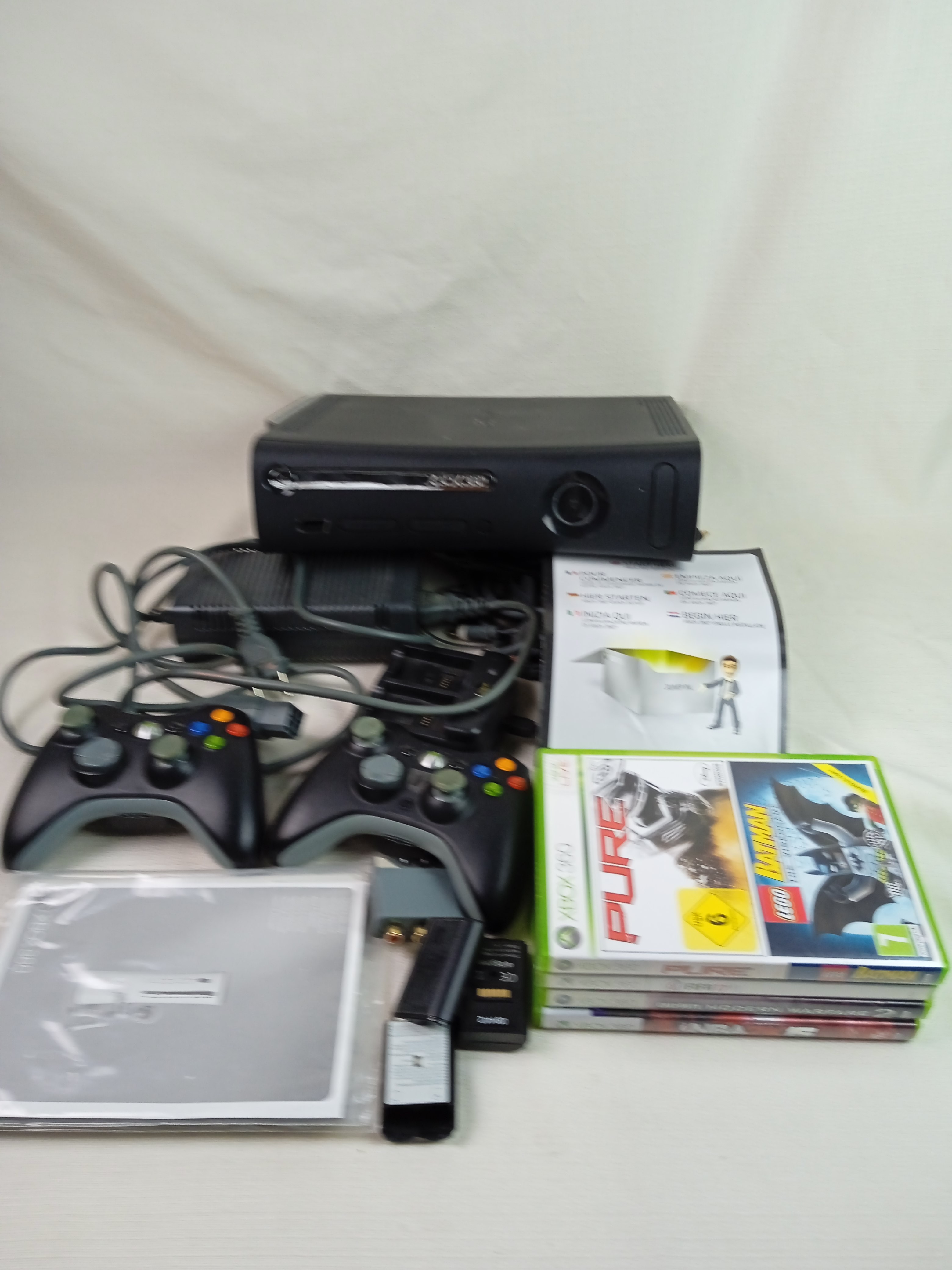 Voir photo 3 de Console XBOX 360 (120 Go) avec 2 manettes sans fil et 5 jeux Console XBOX 360 (120 Go) avec 2 manettes sans fil et 5 jeux Bon état reconditionné photo 3