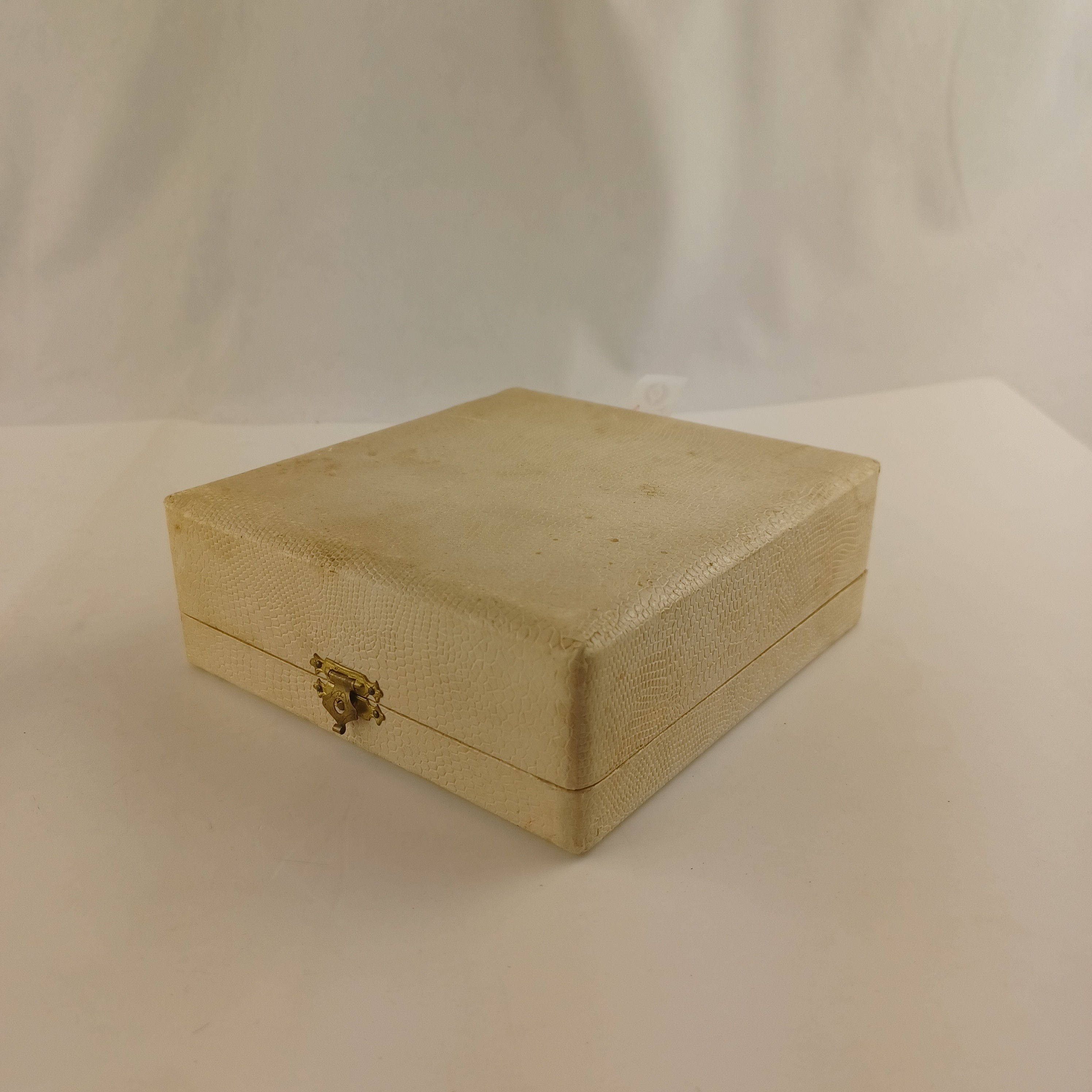 Voir photo 10 de Coquetier de métal argenté avec sa cuillère dans leur boite d'origine V. Duval à Petit Quevilly Coquetier de métal argenté avec sa cuillère dans leur boite d'origine V. Duval à Petit Quevilly reconditionné photo 10