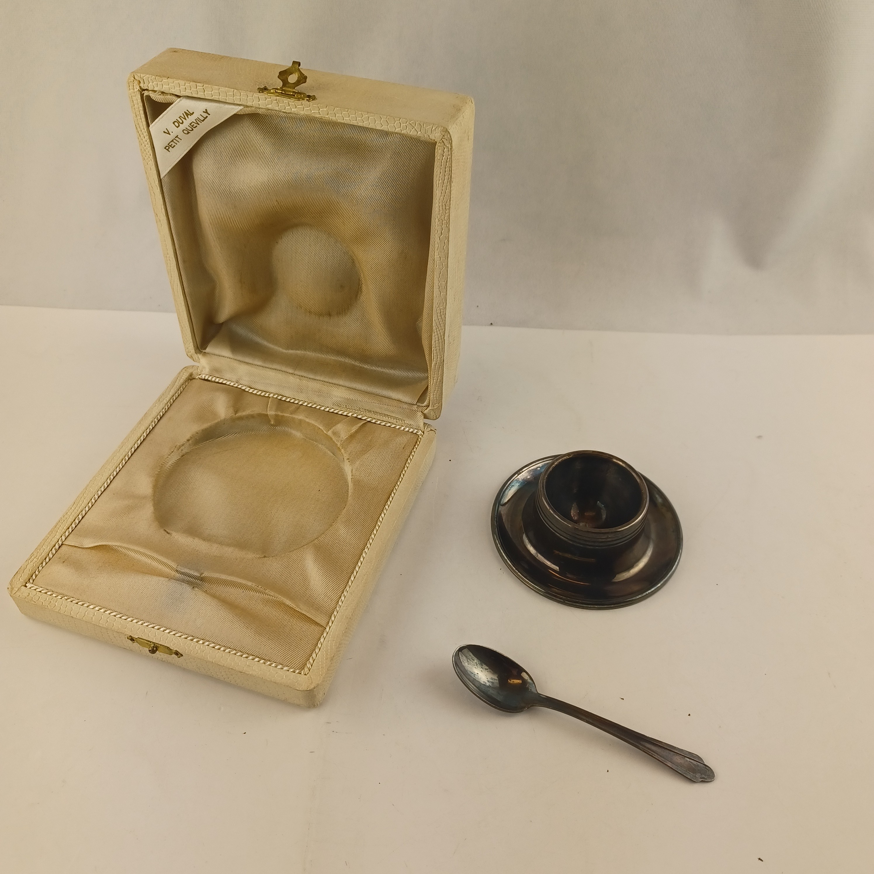 Voir photo 2 de Coquetier de métal argenté avec sa cuillère dans leur boite d'origine V. Duval à Petit Quevilly Coquetier de métal argenté avec sa cuillère dans leur boite d'origine V. Duval à Petit Quevilly reconditionné photo 2