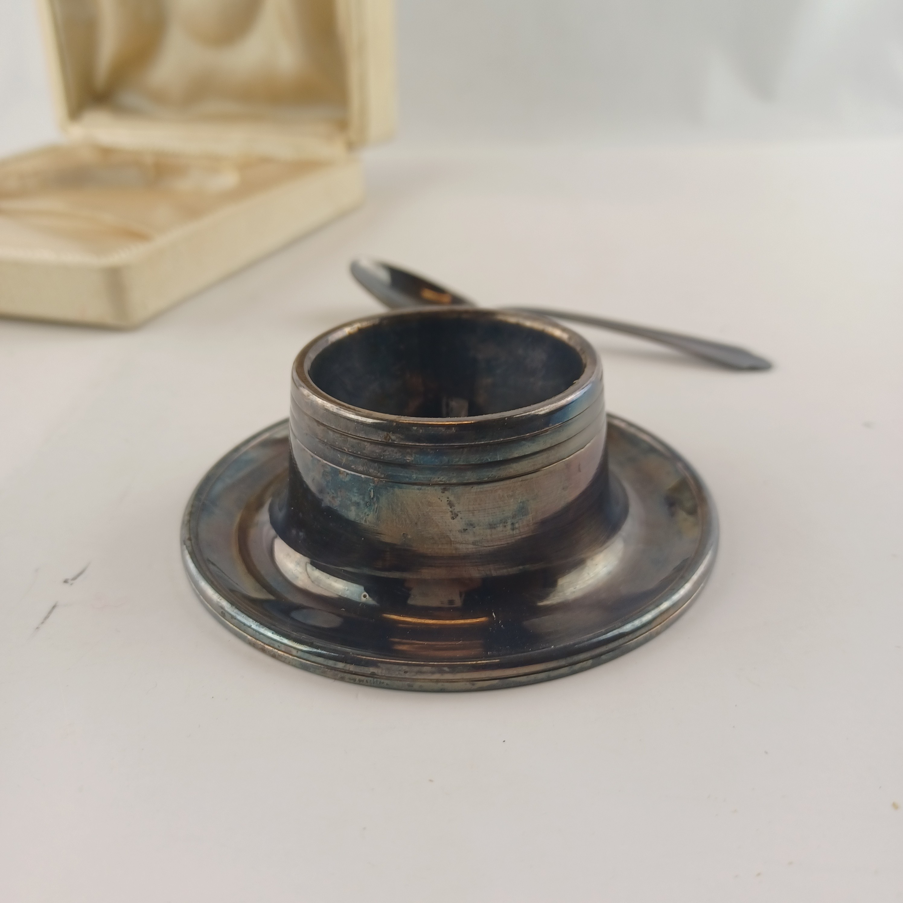 Voir photo 5 de Coquetier de métal argenté avec sa cuillère dans leur boite d'origine V. Duval à Petit Quevilly Coquetier de métal argenté avec sa cuillère dans leur boite d'origine V. Duval à Petit Quevilly reconditionné photo 5