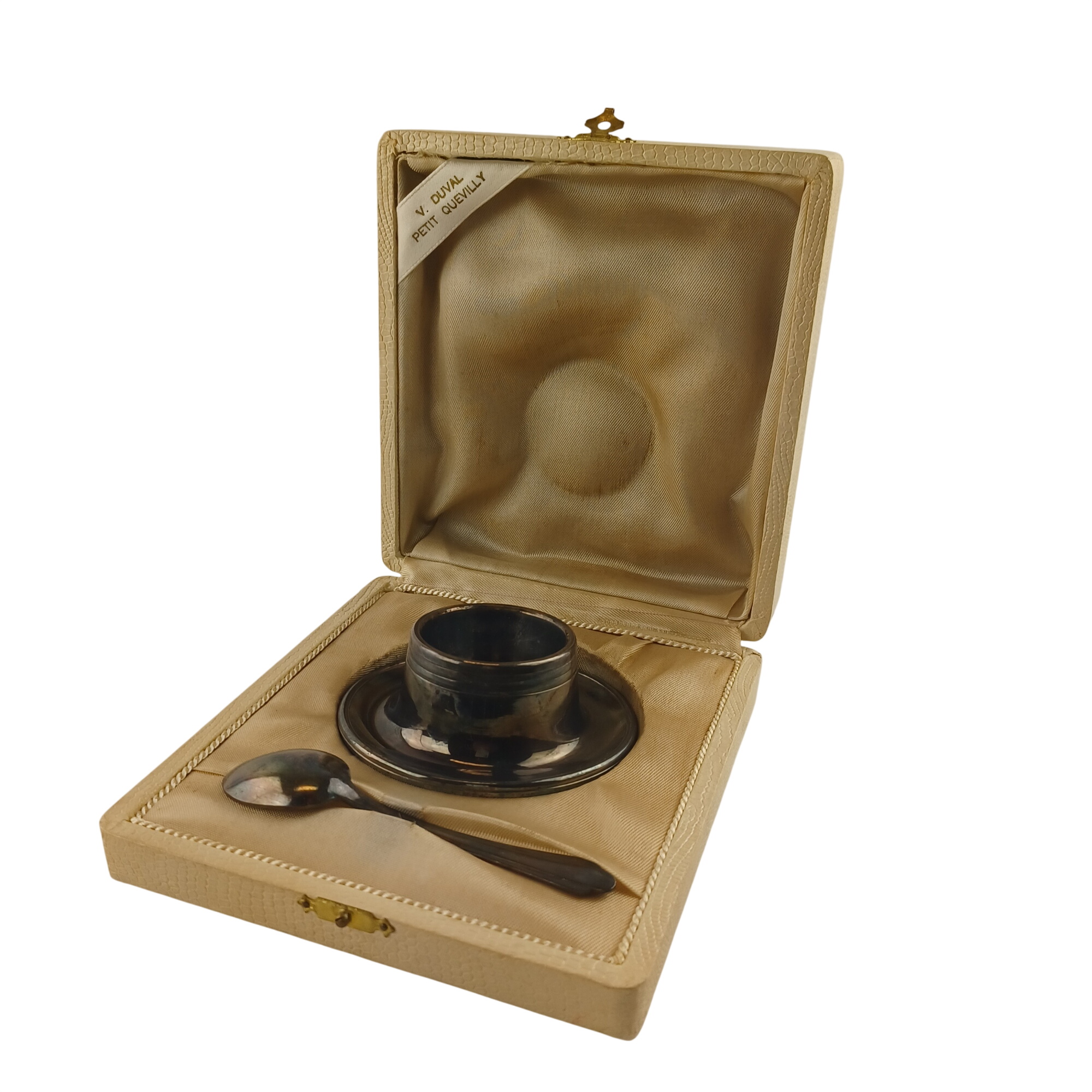 Acheter Coquetier de métal argenté avec sa cuillère dans leur boite d'origine V. Duval à Petit Quevilly - 10,00 € Coquetier de métal argenté avec sa cuillère dans leur boite d'origine V. Duval à Petit Quevilly reconditionné disponible sur Label Emmaüs