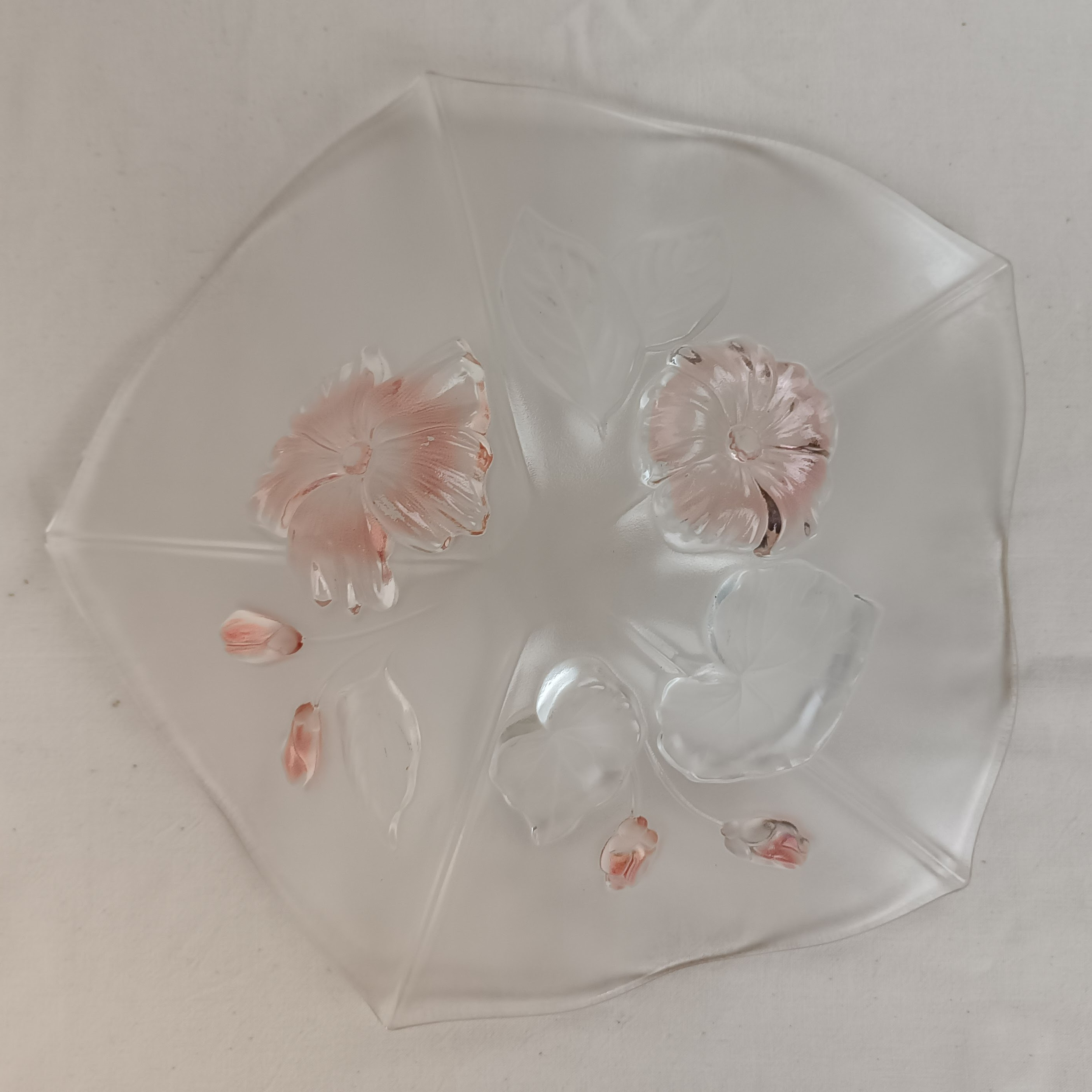 Voir photo 5 de Corbeille à fruits en verre, avec motif de fleurs roses en relief sur le dessous Corbeille à fruits en verre, avec motif de fleurs roses en relief sur le dessous Bon état reconditionné photo 5