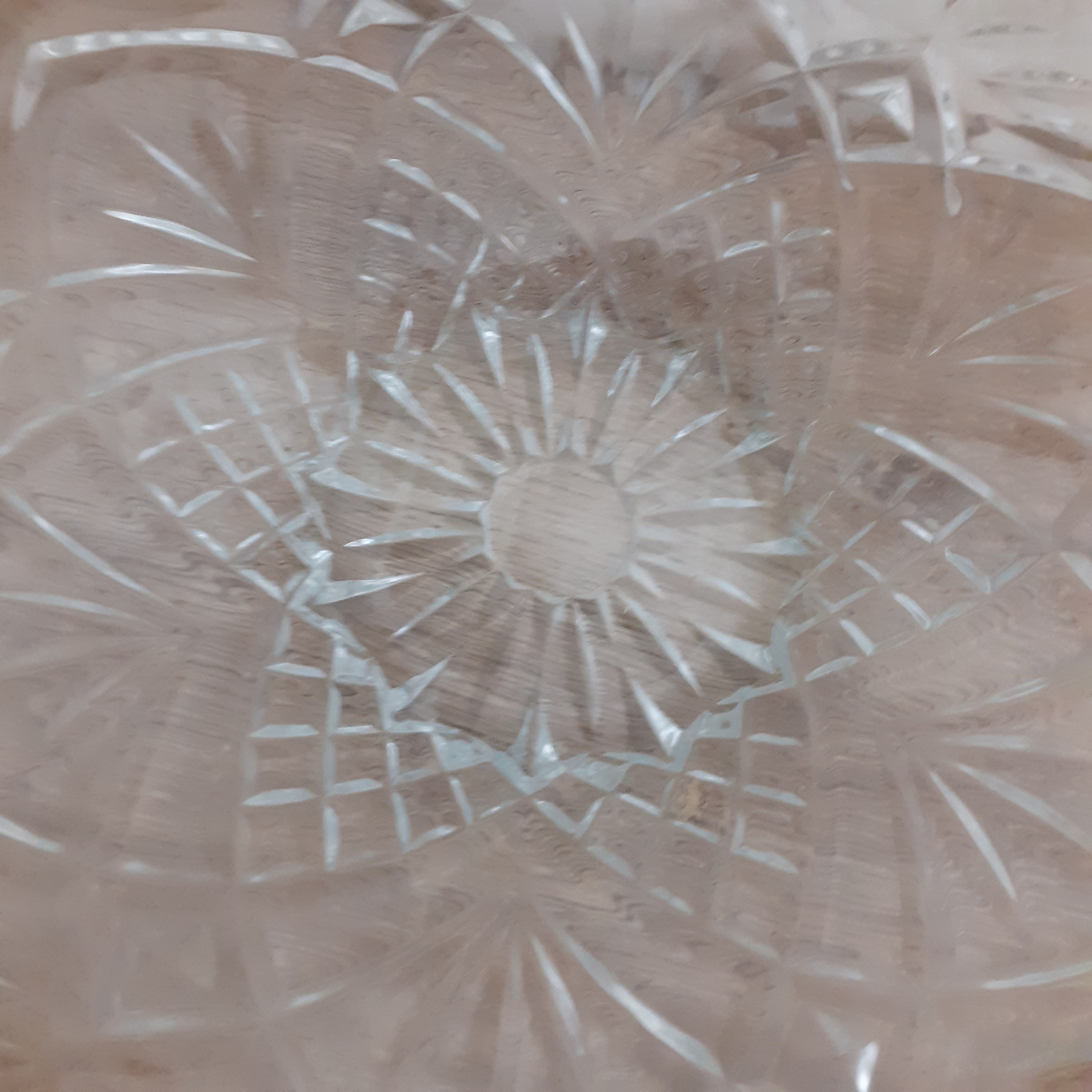 Voir photo 2 de Corbeille à fruits en verre moulé en parfait état. Diamètre 33cm Corbeille à fruits en verre moulé en parfait état. Diamètre 33cm Parfait état reconditionné photo 2