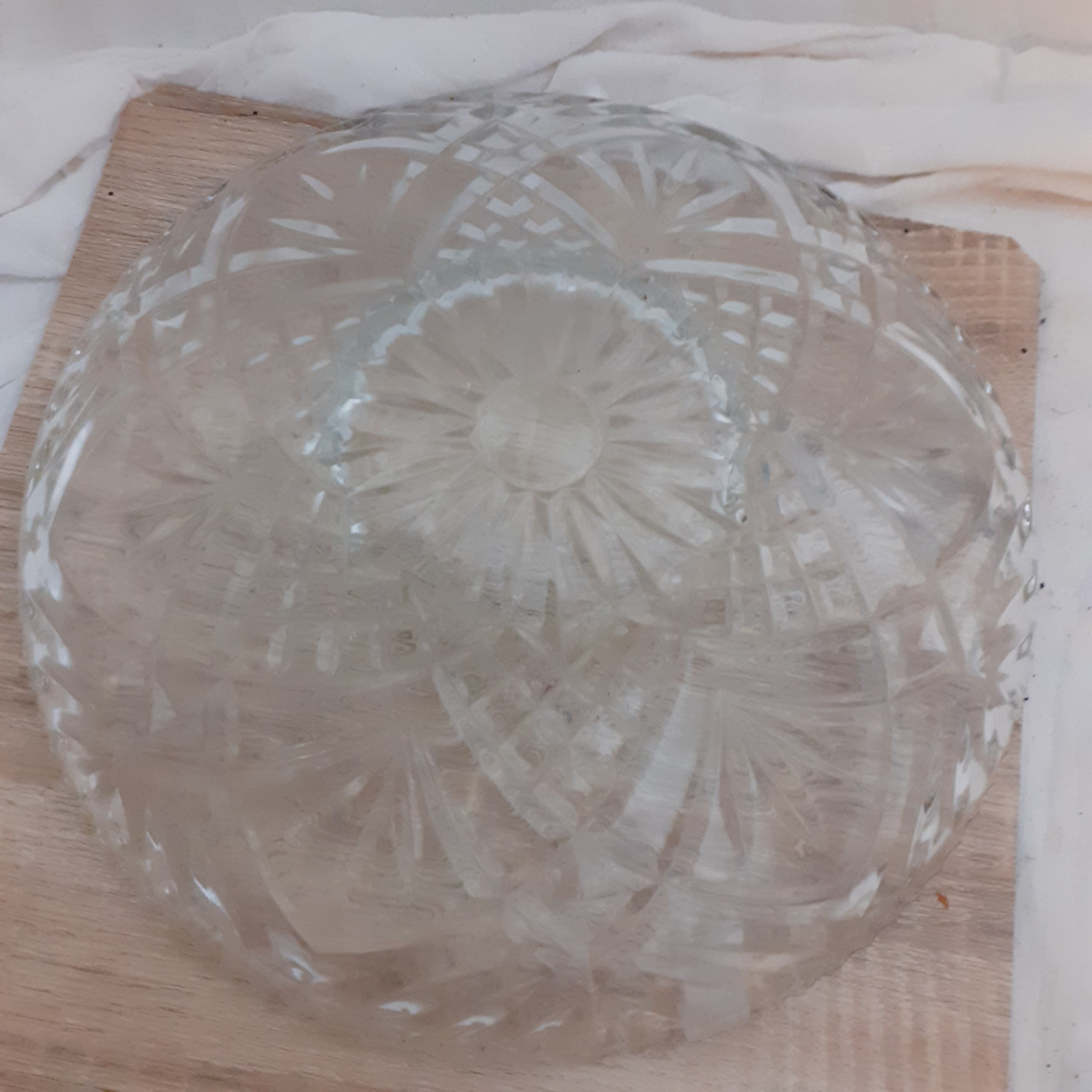 Voir photo 4 de Corbeille à fruits en verre moulé en parfait état. Diamètre 33cm Corbeille à fruits en verre moulé en parfait état. Diamètre 33cm Parfait état reconditionné photo 4