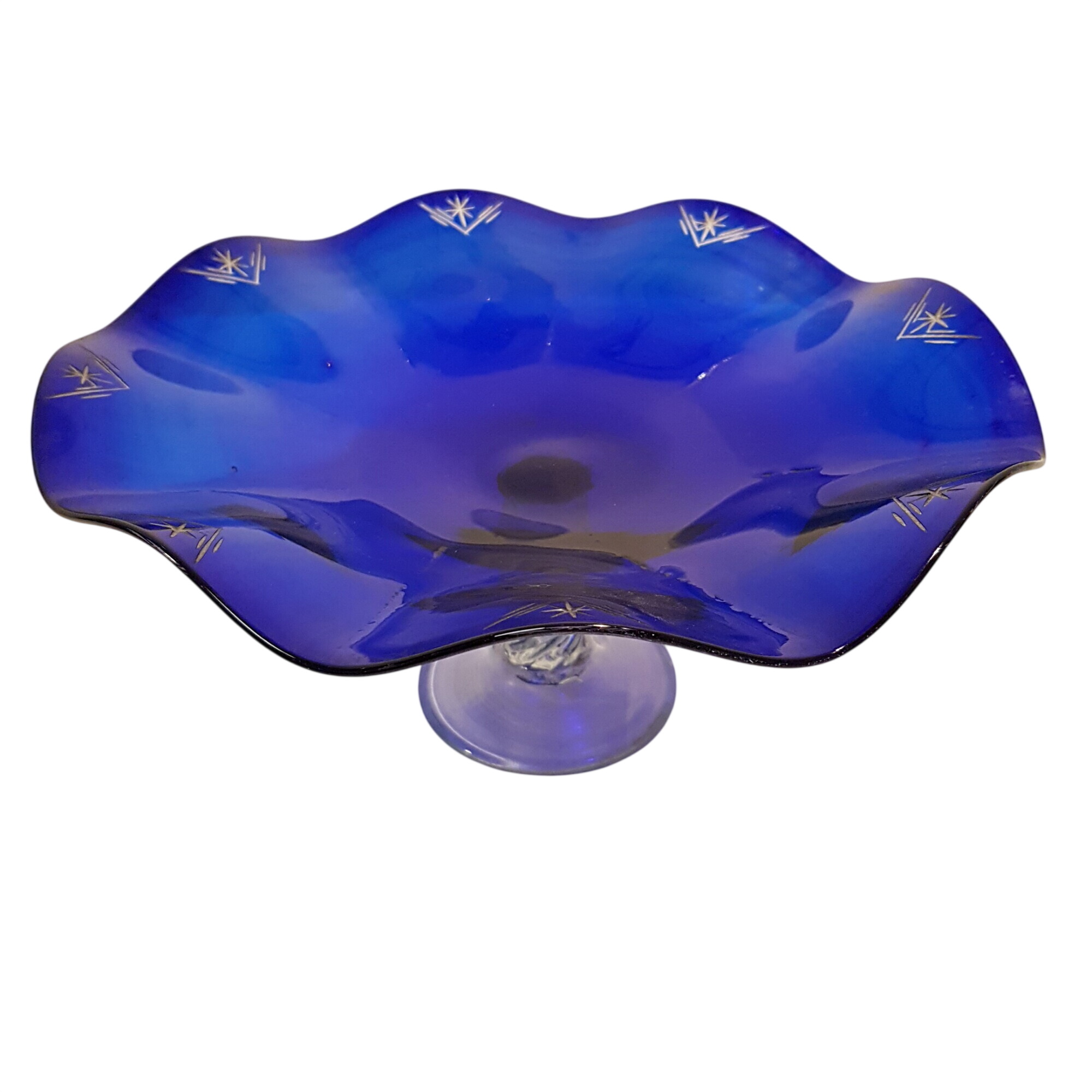 Corbeille en verre bleu sur pied transparent et travaillé Très bon état - 12,00 € Corbeille en verre bleu sur pied transparent et travaillé Très bon état reconditionné disponible sur Label Emmaüs