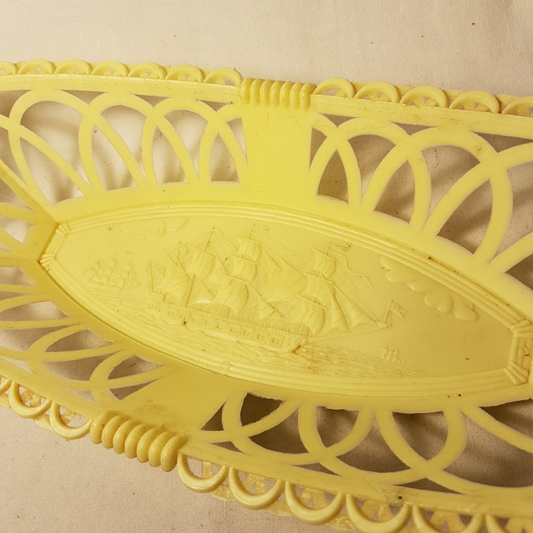 Voir photo 2 de Corbeille vintage jaune en plastique à nettoyer Corbeille vintage jaune en plastique à nettoyer État correct reconditionné photo 2