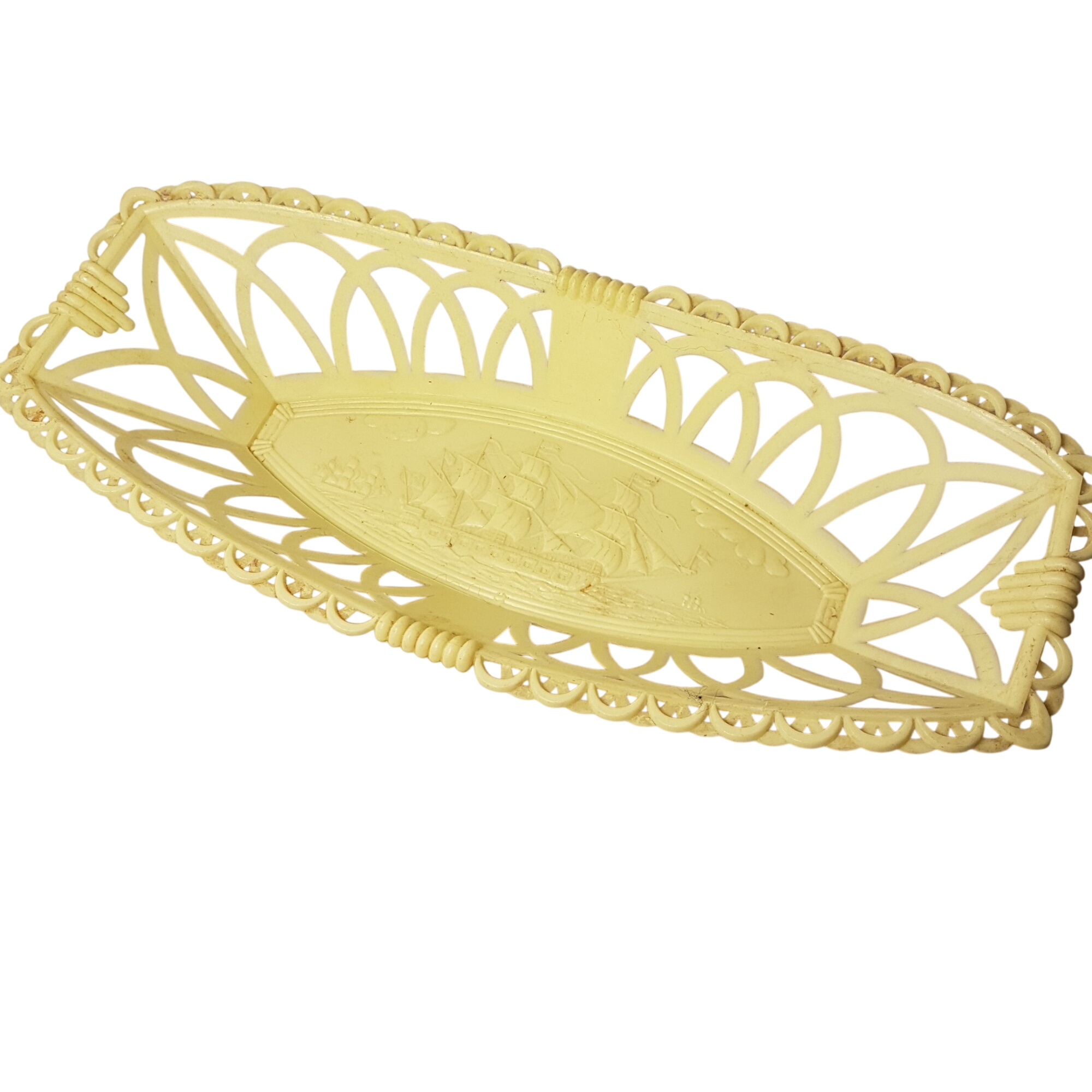 Acheter Corbeille vintage jaune en plastique à nettoyer État correct - 10,00 € Corbeille vintage jaune en plastique à nettoyer État correct reconditionné disponible sur Label Emmaüs