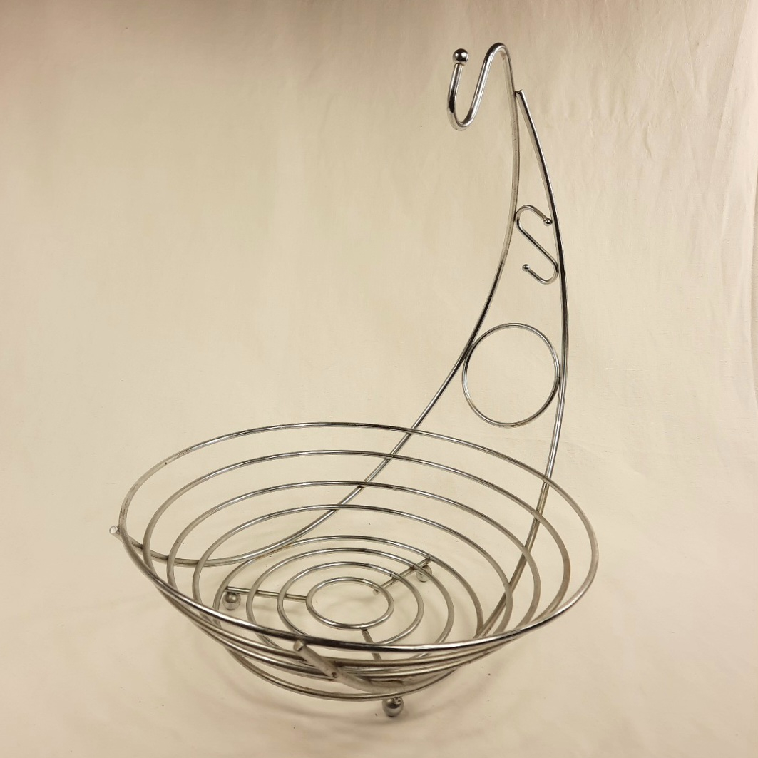 Coupe à fruits design en inox et crochet de suspension bananes Très bon état - 30,00 € Coupe à fruits design en inox et crochet de suspension bananes Très bon état reconditionné disponible sur Label Emmaüs