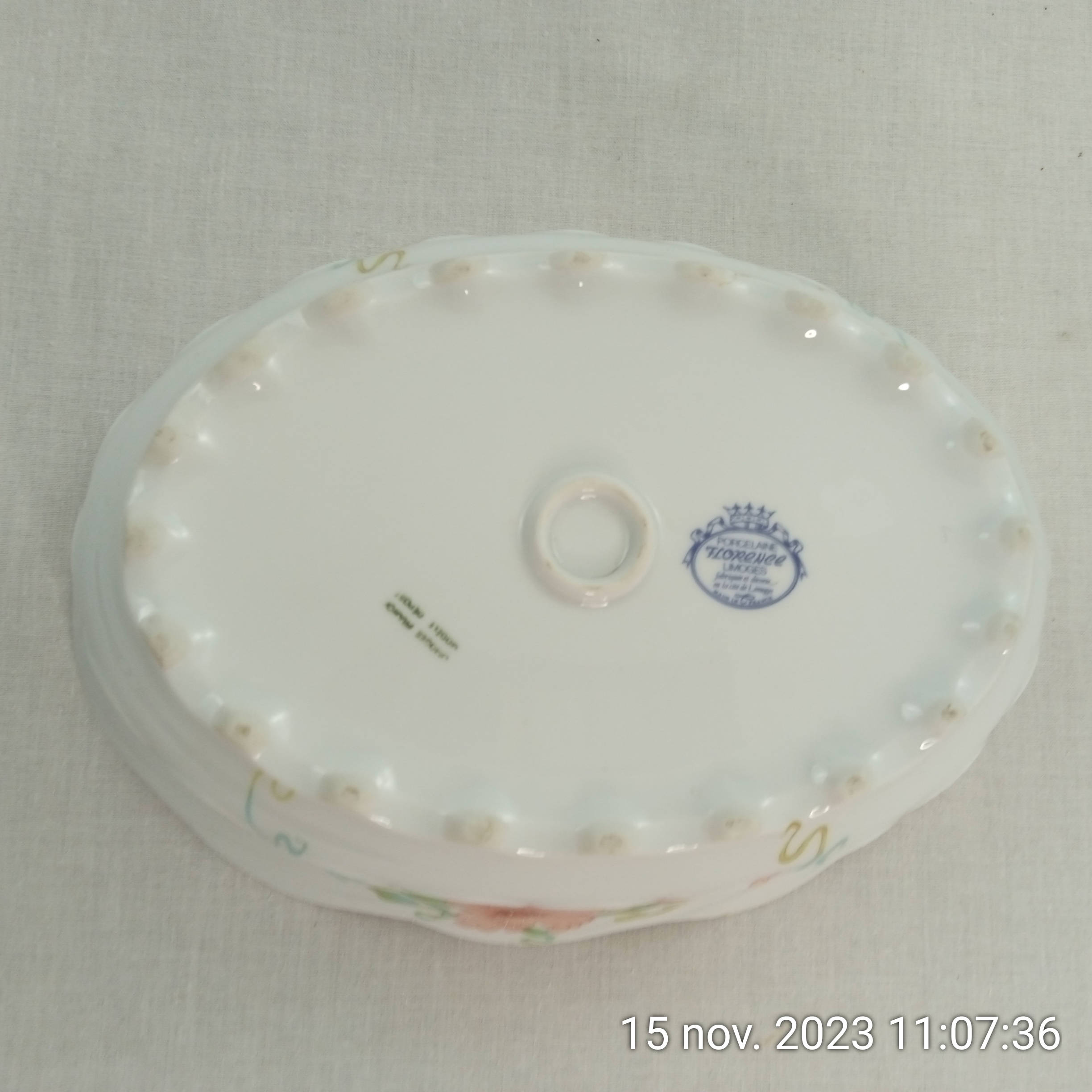 Voir photo 3 de Coupe corbeille en porcelaine Florence Limoges Coupe corbeille en porcelaine Florence Limoges Très bon état reconditionné photo 3