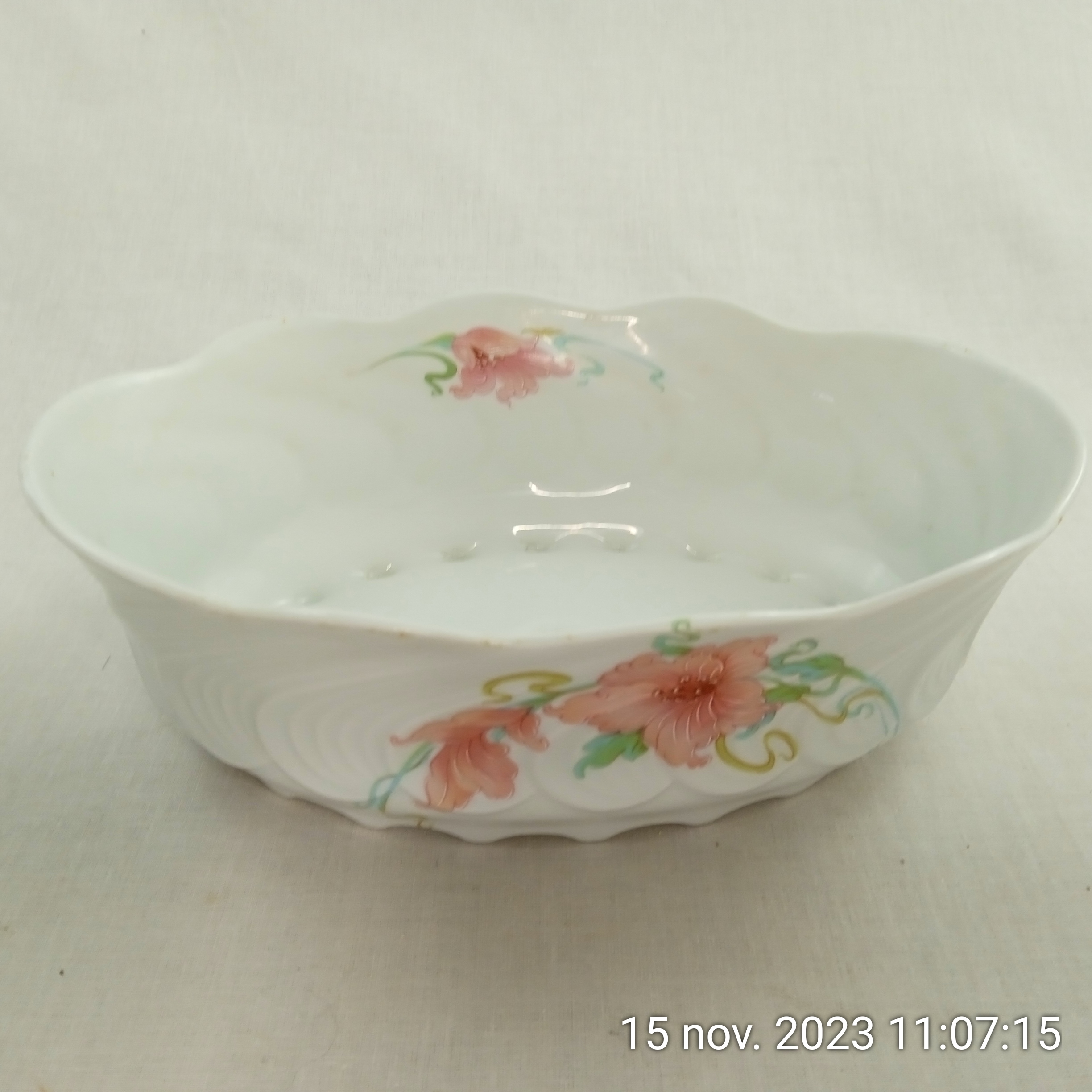 Coupe corbeille en porcelaine Florence Limoges Très bon état - 15,00 € Coupe corbeille en porcelaine Florence Limoges Très bon état reconditionné disponible sur Label Emmaüs